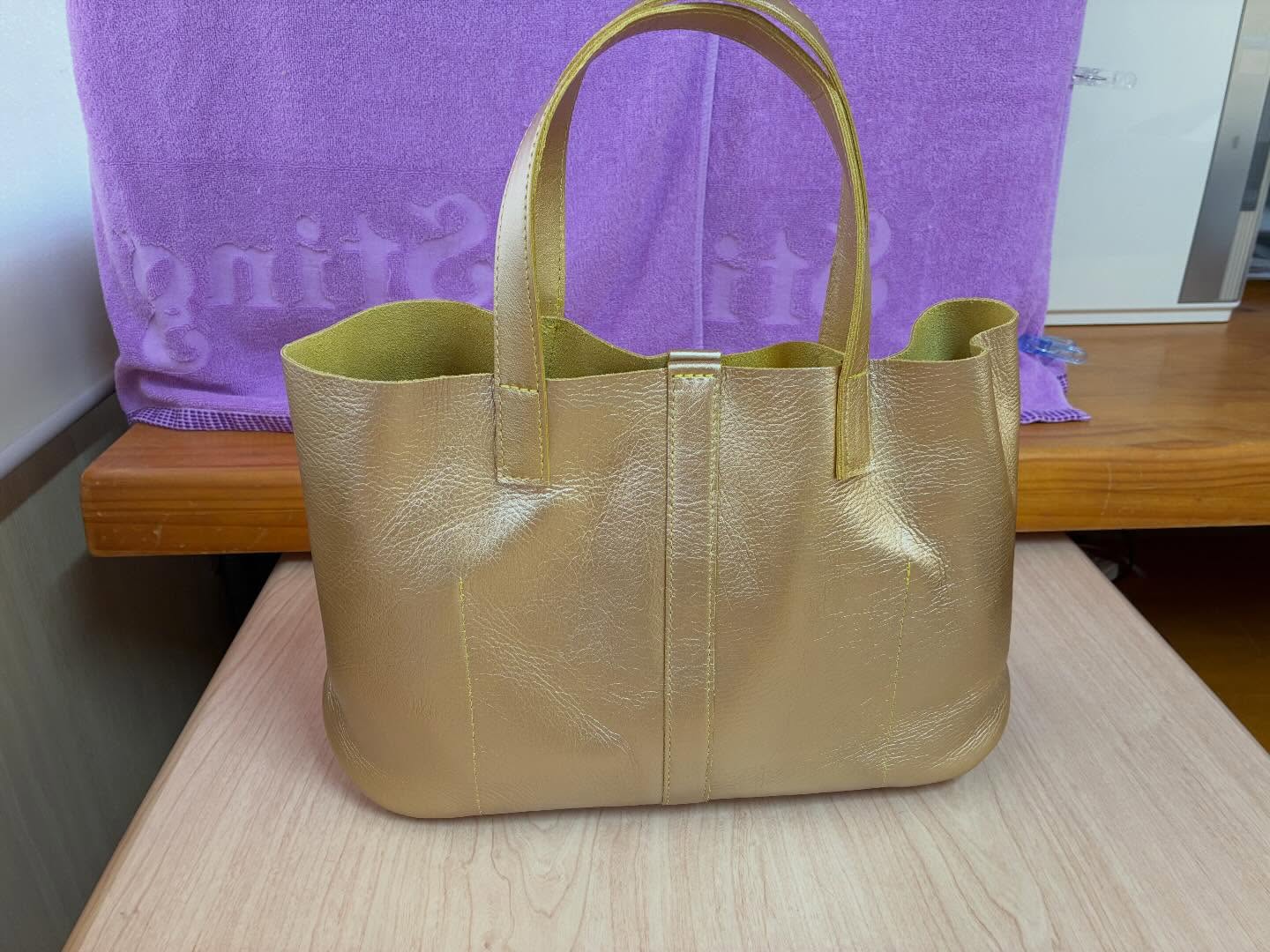 2026年私のバッグ👜
黄色の皮を、ゴールドに着色してもらい、
内ポケットを赤色に、中と縫い糸は黄色^o^
昨年オーダーして、すごく使いやすく良かったので、今年は、サイズを変えてオーダーしました^o^
体調も良くなり、食べれるようになりました^o^
どうしても、食べると気持ち悪くなり、お腹が空いた感が全くなく、
お薬???診断???
退院してから、最初の全科受診。
消化器内科の先生に相談せず、信頼できるドクターに、思っている事、想定している事、相談し、お薬をかえてもらったら、次の日から、食べれるようになり、元気になりました^o^
2026年❗️私の干支^o^丙午歳❗️
スタートします^o^
#スーバーブギフトケンネル
#ブリーダー
#子犬販売#いぬスタグラム
#福島県福島市