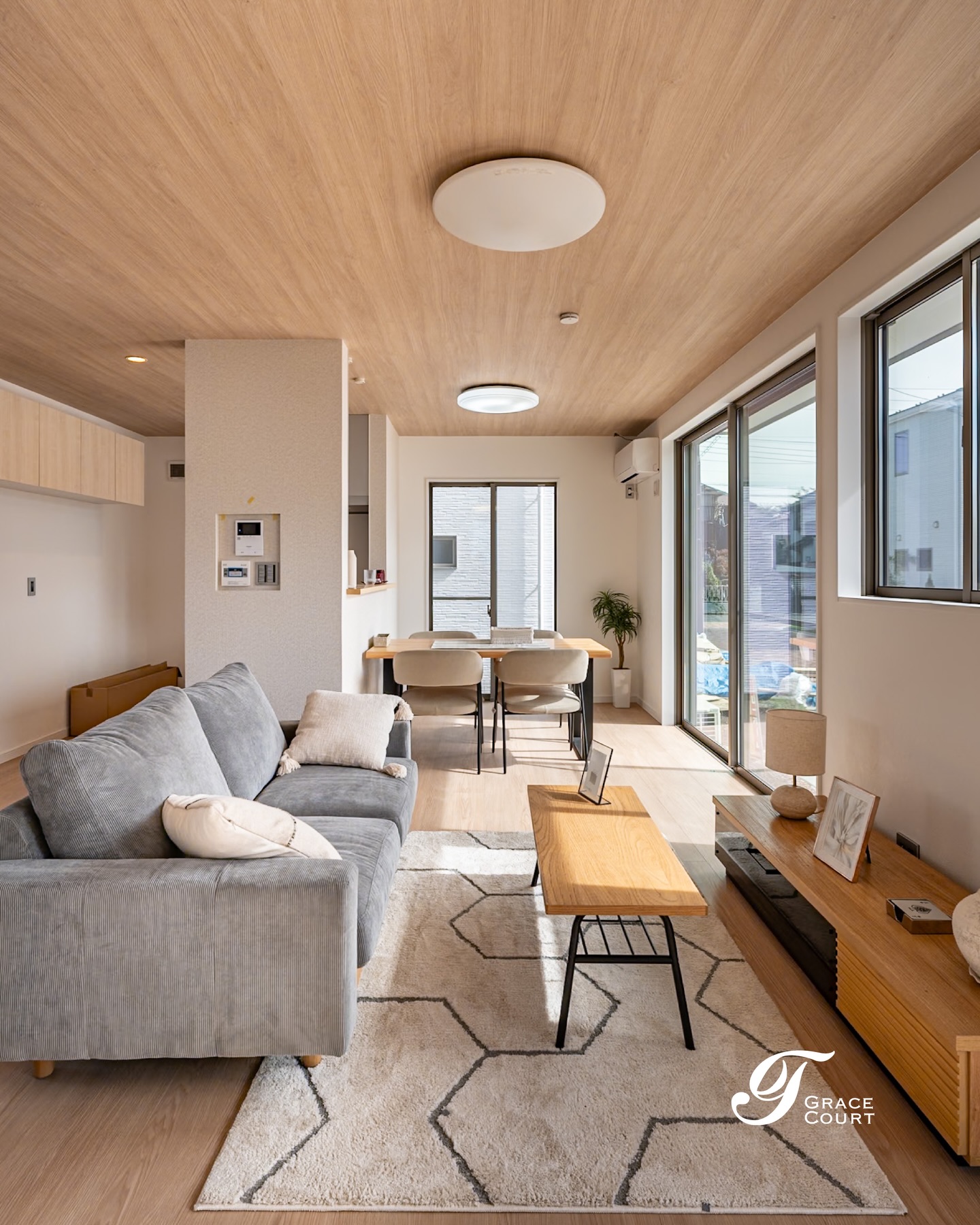 .
心地よい光に包まれる、
ナチュラルテイストのLDK。
木目の天井が空間全体に温かみを生み、
大きな窓からたっぷりと自然光が差し込みます✨
【GraceCourtのこだわり】
▫︎ シンプルで洗練された空間設計
▫︎ 家族の動線に合わせた柔軟な間取り
▫︎ 広い開口部+制震構造の安心
▫︎ 断熱材の工夫で一年中快適
“安心して、長く住み続けられる住まいを”
𝙂𝙍𝘼𝘾𝙀 𝘾𝙊𝙐𝙍𝙏 𝘣𝘺 山一建設
──────────────
ご相談・お問い合わせは
📞 0120-727-444
💬 LINEは24時間受付中
#グレースコート #山一建設
#青梅市新築 #羽村市新築 #ldk