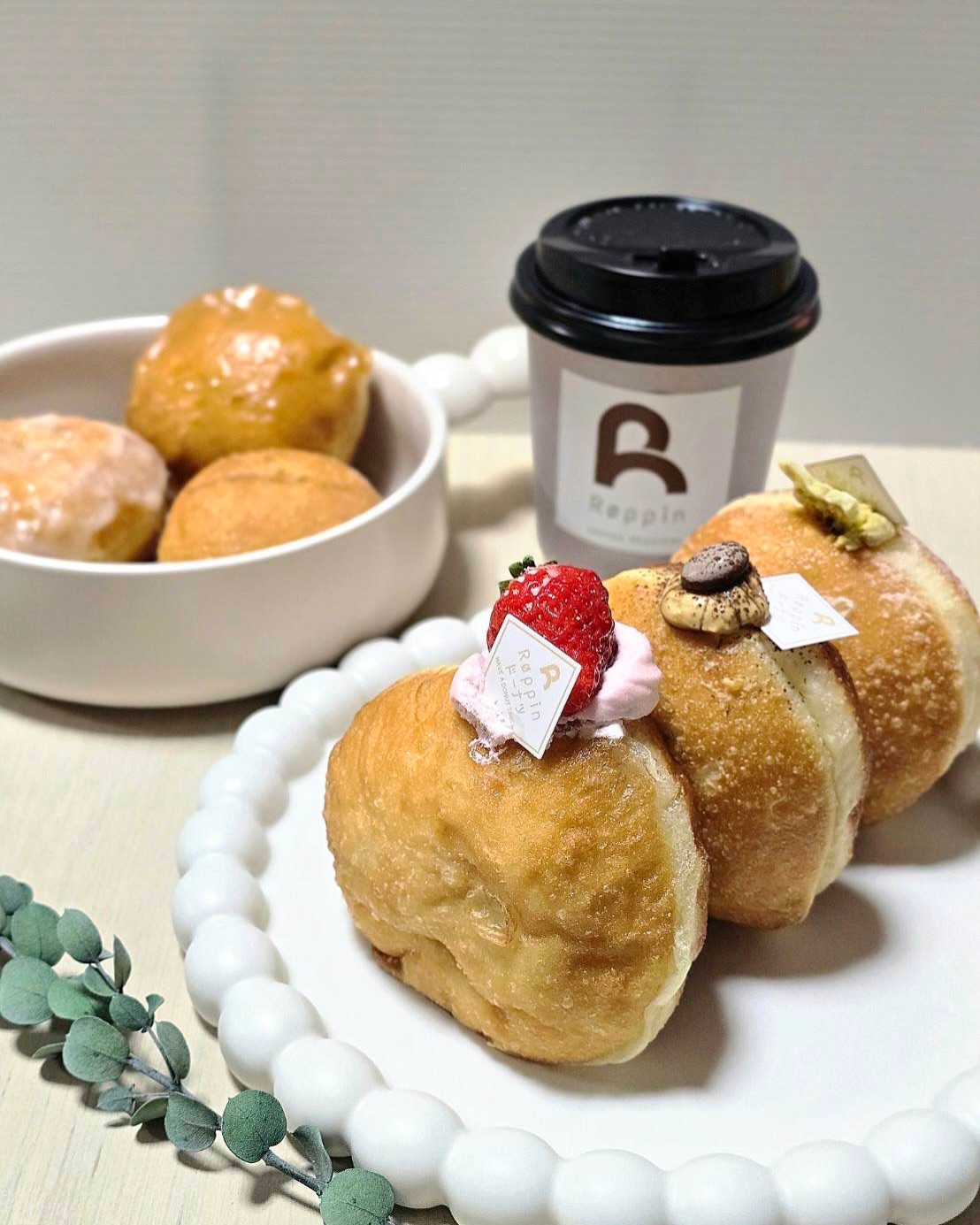 ◀◁他の投稿はこちらから
3/5 𝐧𝐞𝐰! 𝐨𝐩𝐞𝐧 .⋆
昨年10月羽屋にオープンした珈琲屋さんがお隣に生ドーナツ専門店をオープンされると聞いて早速行って来ました😊♪
今回注文したドーナツはコチラ
🍩クリーム系/苺・エスプレッソ ・ピスタチオ
🍩ミニドーナツ/プレーン・コーヒーグレーズ・レモングレーズ
もちっとした生地にふわっとしたクリームがたっぷり入ってました♡ミニは色々なフレーバー食べれる嬉しいサイズ♡
ドーナツと一緒に珈琲をテイクアウトして外で食べたり、まったりおうち時間過ごしたり。。
是非楽しんでみてください☕🍩🫶
『Roppin donut』
@roppindonut / @roppincoffee
📍大分市羽屋3-1-3
☎️097-560-2823
🕕:11:00~18:00 売切れ次第終了あり
🅿️あり 定休日月曜日
【商品名】エスプレッソ・苺・ピスタチオ
⚠掲載内容は来店当時の情報です
.。ꕤ 今回の #スイーツ部特派員 ꕤ.。
▸︎▹︎▸︎▹︎ @oita_hiromi10_88 さん
┈┈┈┈┈┈┈ ❁ ❁ ❁ ┈┈┈┈┈┈┈┈
oita_ひろみです·͜· ♡
スイーツ部特派員として大分県内の美味しい • 可愛いスイーツを紹介していきます🍰🍩🧁
┈┈┈┈┈┈┈ ❁ ❁ ❁ ┈┈┈┈┈┈┈┈
#スイーツ #ドーナツ #大分 #新店舗