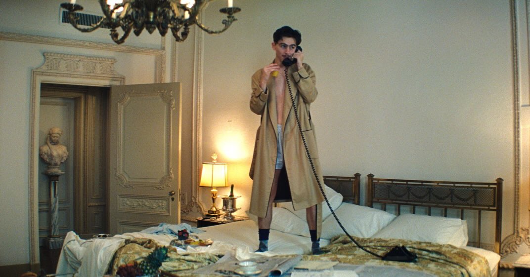 『#マーティシュプリーム 世界をつかめ』ホワイトシネクイントにて絶賛上映中🎬
#ティモシーシャラメ が主演を務め、1950年代のニューヨークを舞台に、実在の卓球選手マーティ・リーズマンの人生に着想を得て描いたドラマ。
卓球人気の低いアメリカで世界一の卓球選手になることを夢見るマーティ・マウザーは、親戚の靴屋で働きながら世界選手権に参加するための資金を工面する。ロンドンで開催された世界選手権で日本の選手エンドウに敗れたマーティは、次回の日本での世界選手権への出場を目指す。不倫相手のレイチェルが妊娠し、卓球協会から選手資格を剥奪され、資金が底をつくなか、あらゆる方法で遠征費用を集めようとするマーティだったが……。
引退した有名女優ケイ役でグウィネス・パルトロウ、マーティの友人役でグラミー賞受賞アーティストのタイラー・ザ・クリエイターことタイラー・オコンマ、マーティの恋人役でオデッサ・アザイオン、ケイの夫でインク会社社長のミルトン役でケビン・オレアリー、日本人選手エンドウ役で東京2025デフリンピックの卓球日本代表・川口功人選手が共演。「アンカット・ダイヤモンド」「グッド・タイム」のジョシュ・サフディ監督がメガホンをとった。
監督: ジョシュサフディ
出演: ティモシーシャラメ、ケビンオレアリー、アベルフェラーラ、グウィネスパルトロウ、オデッサアザイオン、タイラーオコンマ、川口功人 他