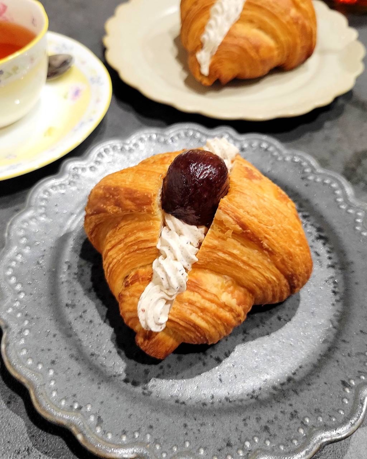 ▻►他の投稿はこちらから
大在にある喫茶店☕
小さなキッズルームがある子連れ利用もできるお店です🤗
クロワッサン🥐は日曜日のみの販売🙌
暑い時期は販売はお休みになります🤔
月によってイートイン限定のクロワッサン🥐がでてくるのも楽しみです😆
北海道産小麦・よつ葉バター・きび砂糖など国産材料を使用されており全て手作業✨55層にもなるクロワッサンは中はモチッ外はサクッとに仕上がっています☺️
『喫茶032』
@032.cafe
📍大分市角子南2-4-10
☎️ 097-560-1667
🕕AM10:00PM18:00
(定休日)木曜日・金曜日
🅿️あり
【商品名】
栗ワッサン(11月・12月限定)
⚠掲載内容は来店当時の情報です
.。ꕤ 今回の #スイーツ部特派員 ꕤ.。
▸︎▹︎▸︎▹︎ @gohanrecord_oita
┈┈┈┈┈┈┈ ❁ ❁ ❁ ┈┈┈┈┈┈┈┈
ma-chanですฅʕ •ﻌ• ʔฅヒロミサンから紹介♬*゚
大分県内の美味しいスイーツ🍰を紹介して
いきます✨ママ目線で子連れで行けるお店
を紹介できたらと思ってます(∩ˊ꒳ˋ∩)・*
┈┈┈┈┈┈┈ ❁ ❁ ❁ ┈┈┈┈┈
#大分 #カフェ #クロワッサン #メロンソーダ