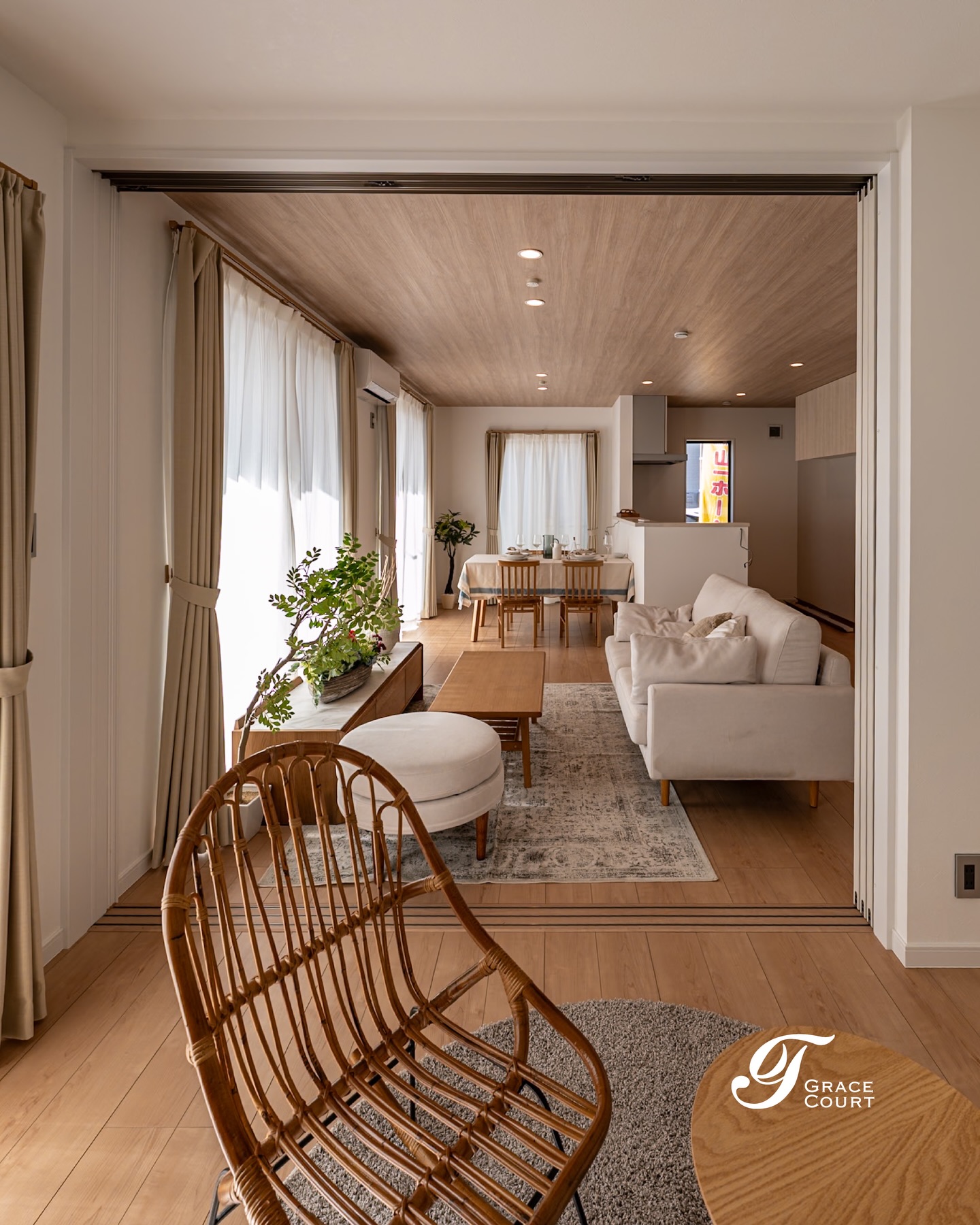 .
光がたっぷり差し込む、開放感のあるLDK🌞
木目の天井が空間のアクセントになり、やさしいぬくもりを感じる空間に仕上げました🏠
【GraceCourtのこだわり】
▫︎ シンプルで洗練された空間設計
▫︎ 家族の動線に合わせた柔軟な間取り
▫︎ 広い開口部+制震構造の安心
▫︎ 断熱材の工夫で一年中快適
“安心して、長く住み続けられる住まいを”
𝙂𝙍𝘼𝘾𝙀 𝘾𝙊𝙐𝙍𝙏 𝘣𝘺 山一建設
──────────────
ご相談・お問い合わせは
📞 0120-727-444
💬 LINEは24時間受付中
#グレースコート #山一建設
#青梅市新築 #羽村市新築 #ldk