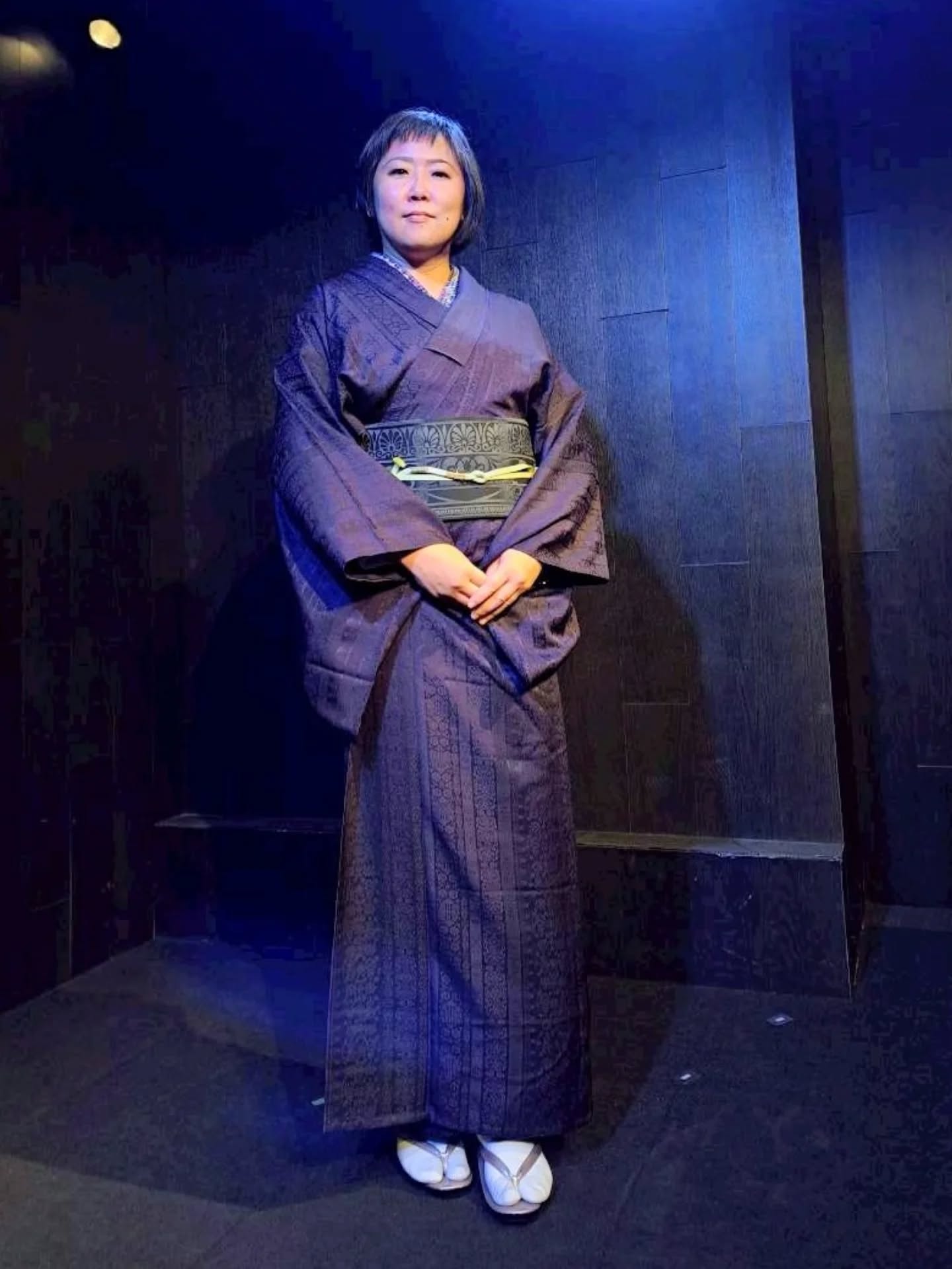 #時をつなぐ朗読会
3公演、無事終了いたしました。
INISHIE まよいごと
時代物を3作品お届けしました。
会場に入ってからはあっという間でした。
今回の着物は全て自前
濃い紫な無地小紋に
深緑色の半幅帯
黄緑の帯締め
半襟も柄が入ったものにしてみたり
語りを担当したので
目立ちすぎず、でも存在感はある程度出るように
意識してコーディネートしてみました😁
自分で着れるようになって良かったなぁと思います。
写真はメガネ有りと無しでそれぞれ
#朗読劇