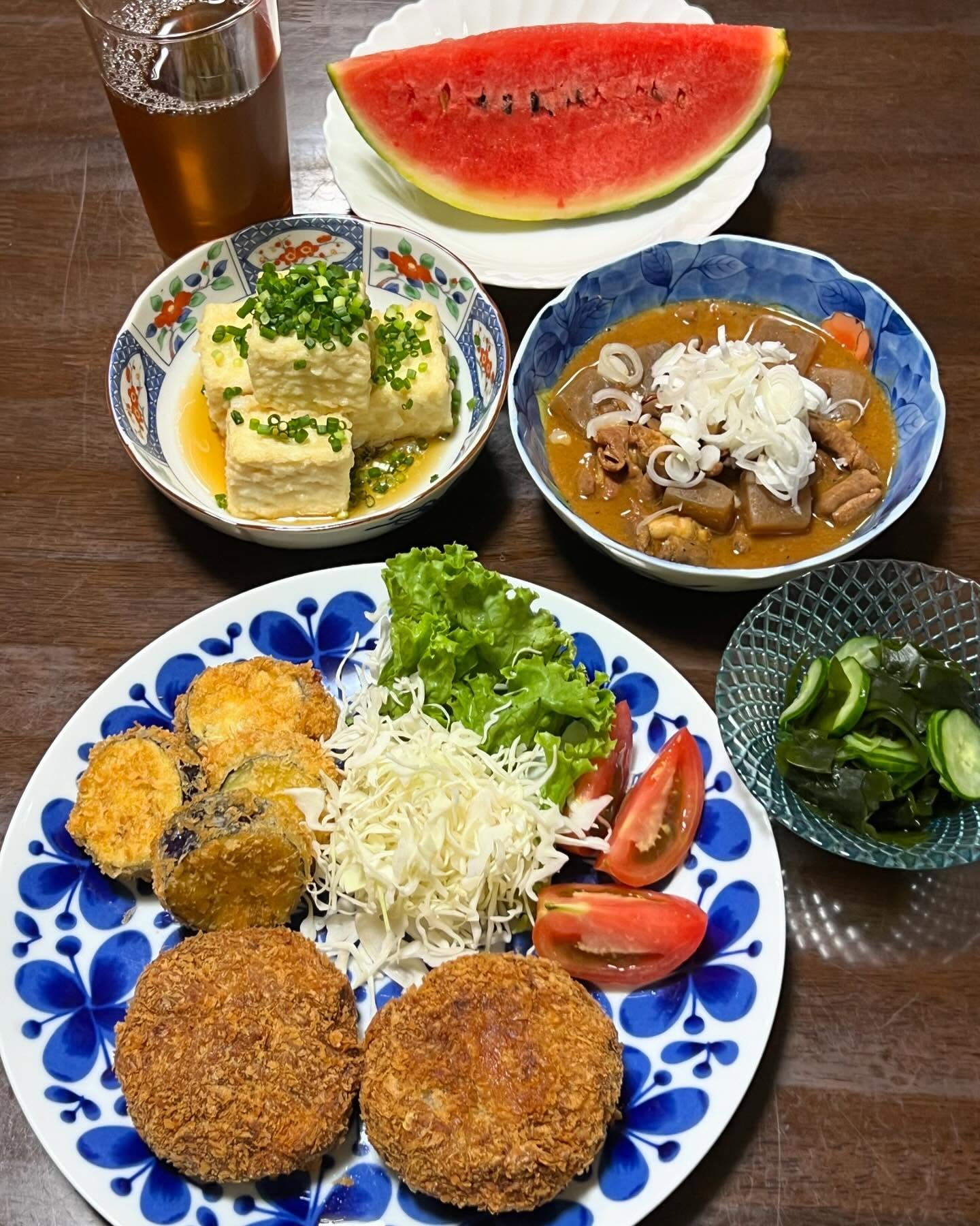 🍀晩ごはん🍀
頂いたムロアジの残りでムロメンチカツを作りました👩🍳
副菜はあさぬまで評判の良い出来合いの特売品です🉐
相模屋の揚げ出し特売はレンジ3分で出来るので好評です!
🌸戴き物感謝🌸
ムロアジと八丈島産スイカ🍉
#ムロメンチ #ムロアジ #茄子フライ #相模屋 #とろける揚げ出しとうふ #国産豚のもつ煮 #わかめときゅうりの酢の物 #スイカ🍉 #八丈島産 #八丈島のうんまけもの #晩ごはん #高校生男子の晩ごはん #寮ごはん #寮ごはん記録