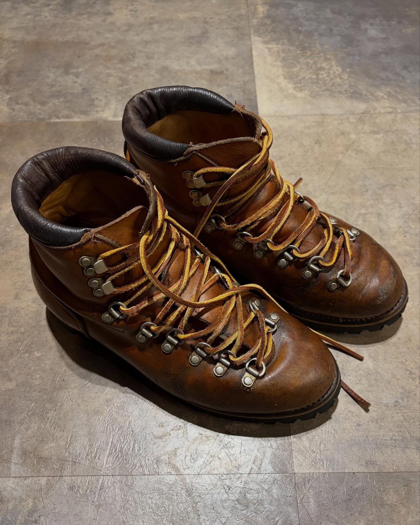 【Red wing入荷🇺🇸】80~90年代のRed wingが入荷。Red wingといえばアイリッシュセッター、エンジニアブーツが代表作とも言えますがコチラは重厚感のあるトレッキングブーツ。他のブーツには無い"ゴツさ"が足元に無骨な男らしさをプラスしてくれます。タグは嬉しい白四角犬タグ MADE IN U.S.A.。ソール新品交換しているので、すぐにお気に入りの相棒になってくれます👍SIZE : 9 D(27~27.5cm)オンラインストア又は店頭にて🤝⬛︎ 営業時間 : 11:00~19:00
⬛︎ 北海道札幌市白石区北郷9条7丁目10-2
⬛︎ 駐車場有
⬛︎ ONLINE STOREはプロフィール欄へ。
⬛︎ 定休日はInstagram固定投稿にてご確認下さい。#delinquentbros
#デリンクエント
#非行兄弟
#古着
#札幌