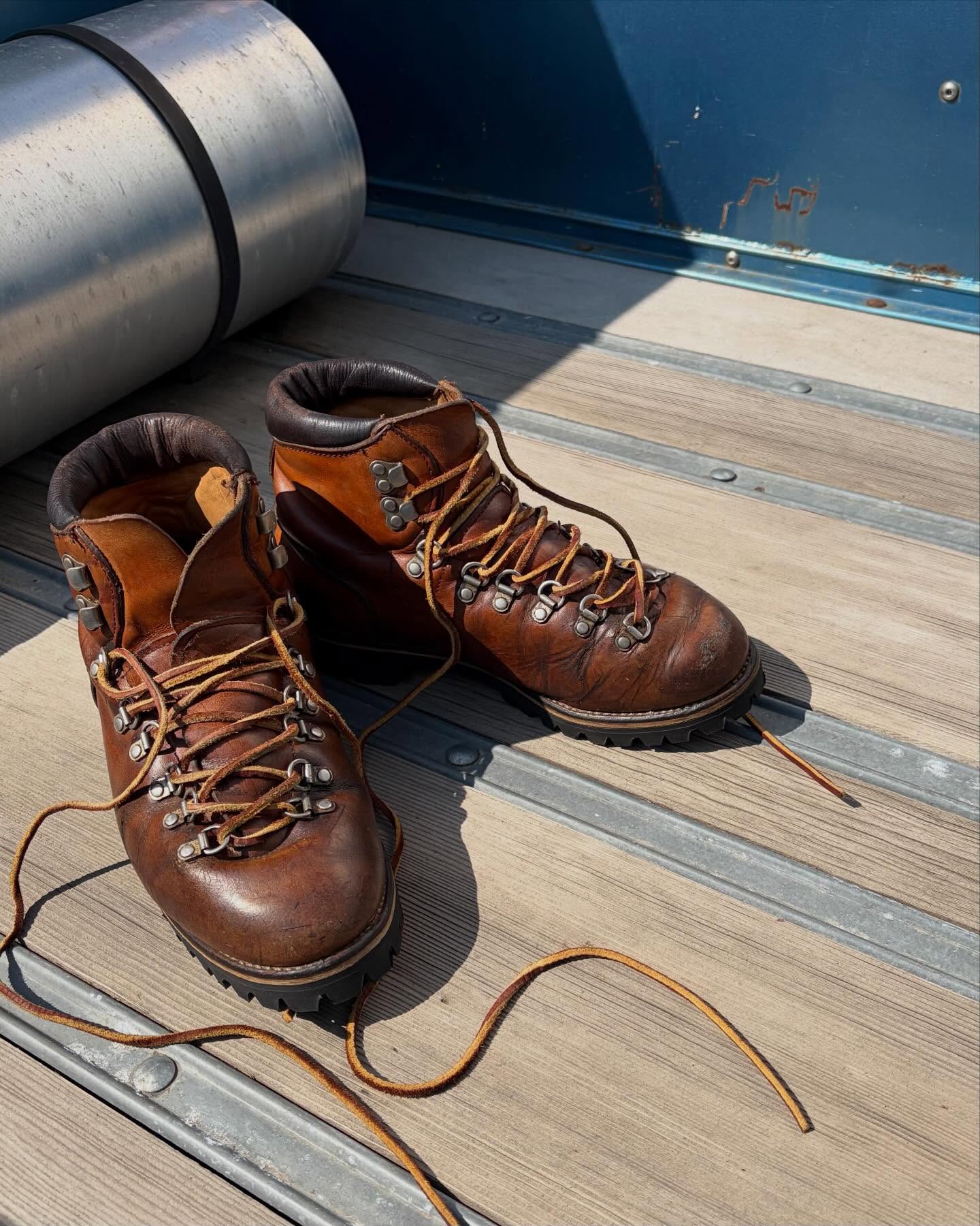 【Red wing入荷🇺🇸】80~90年代のRed wingが入荷。Red wingといえばアイリッシュセッター、エンジニアブーツが代表作とも言えますがコチラは重厚感のあるトレッキングブーツ。他のブーツには無い"ゴツさ"が足元に無骨な男らしさをプラスしてくれます。タグは嬉しい白四角犬タグ MADE IN U.S.A.。ソール新品交換しているので、すぐにお気に入りの相棒になってくれます👍SIZE : 9 D(27~27.5cm)オンラインストア又は店頭にて🤝⬛︎ 営業時間 : 11:00~19:00
⬛︎ 北海道札幌市白石区北郷9条7丁目10-2
⬛︎ 駐車場有
⬛︎ ONLINE STOREはプロフィール欄へ。
⬛︎ 定休日はInstagram固定投稿にてご確認下さい。#delinquentbros
#デリンクエント
#非行兄弟
#古着
#札幌