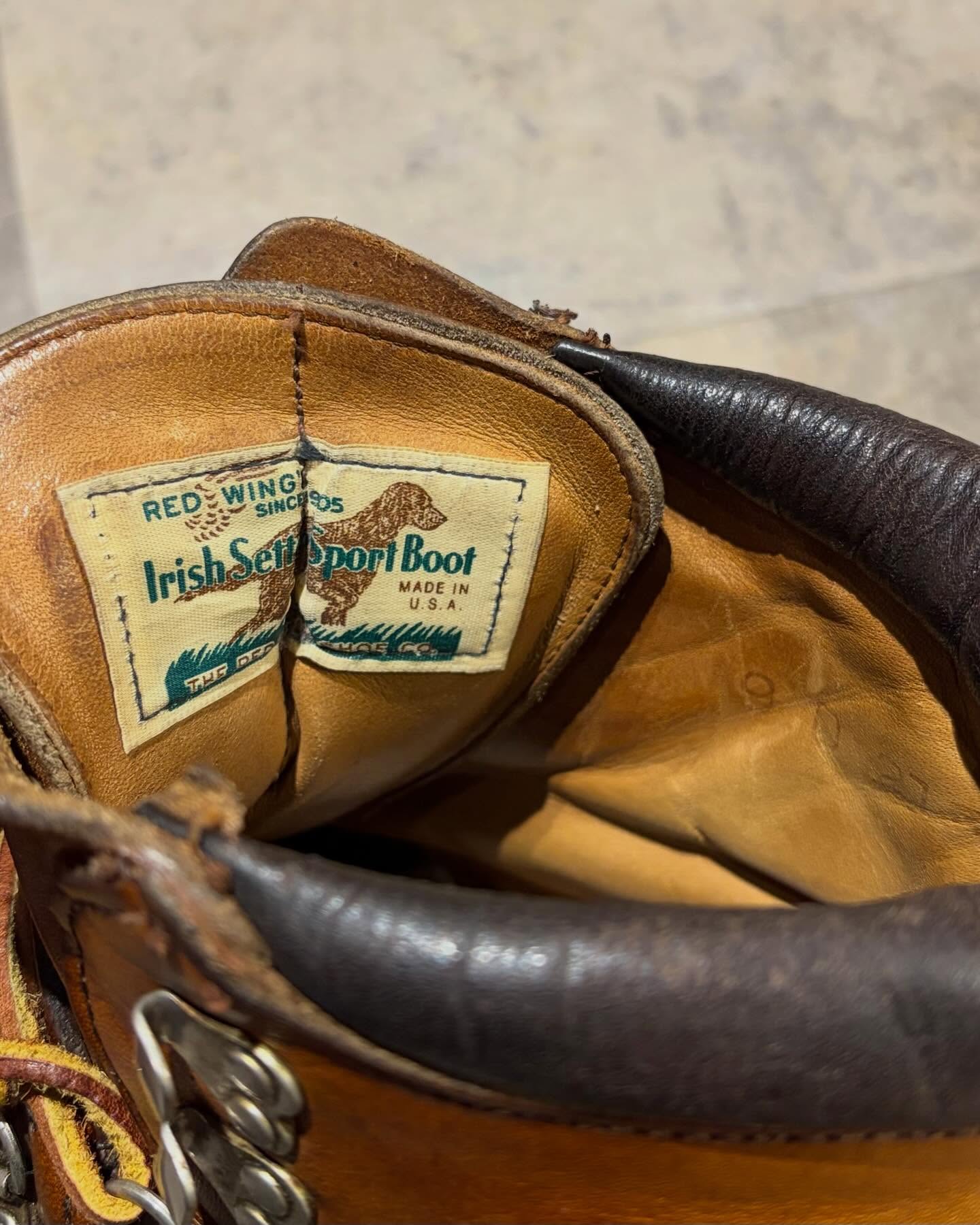 【Red wing入荷🇺🇸】80~90年代のRed wingが入荷。Red wingといえばアイリッシュセッター、エンジニアブーツが代表作とも言えますがコチラは重厚感のあるトレッキングブーツ。他のブーツには無い"ゴツさ"が足元に無骨な男らしさをプラスしてくれます。タグは嬉しい白四角犬タグ MADE IN U.S.A.。ソール新品交換しているので、すぐにお気に入りの相棒になってくれます👍SIZE : 9 D(27~27.5cm)オンラインストア又は店頭にて🤝⬛︎ 営業時間 : 11:00~19:00
⬛︎ 北海道札幌市白石区北郷9条7丁目10-2
⬛︎ 駐車場有
⬛︎ ONLINE STOREはプロフィール欄へ。
⬛︎ 定休日はInstagram固定投稿にてご確認下さい。#delinquentbros
#デリンクエント
#非行兄弟
#古着
#札幌