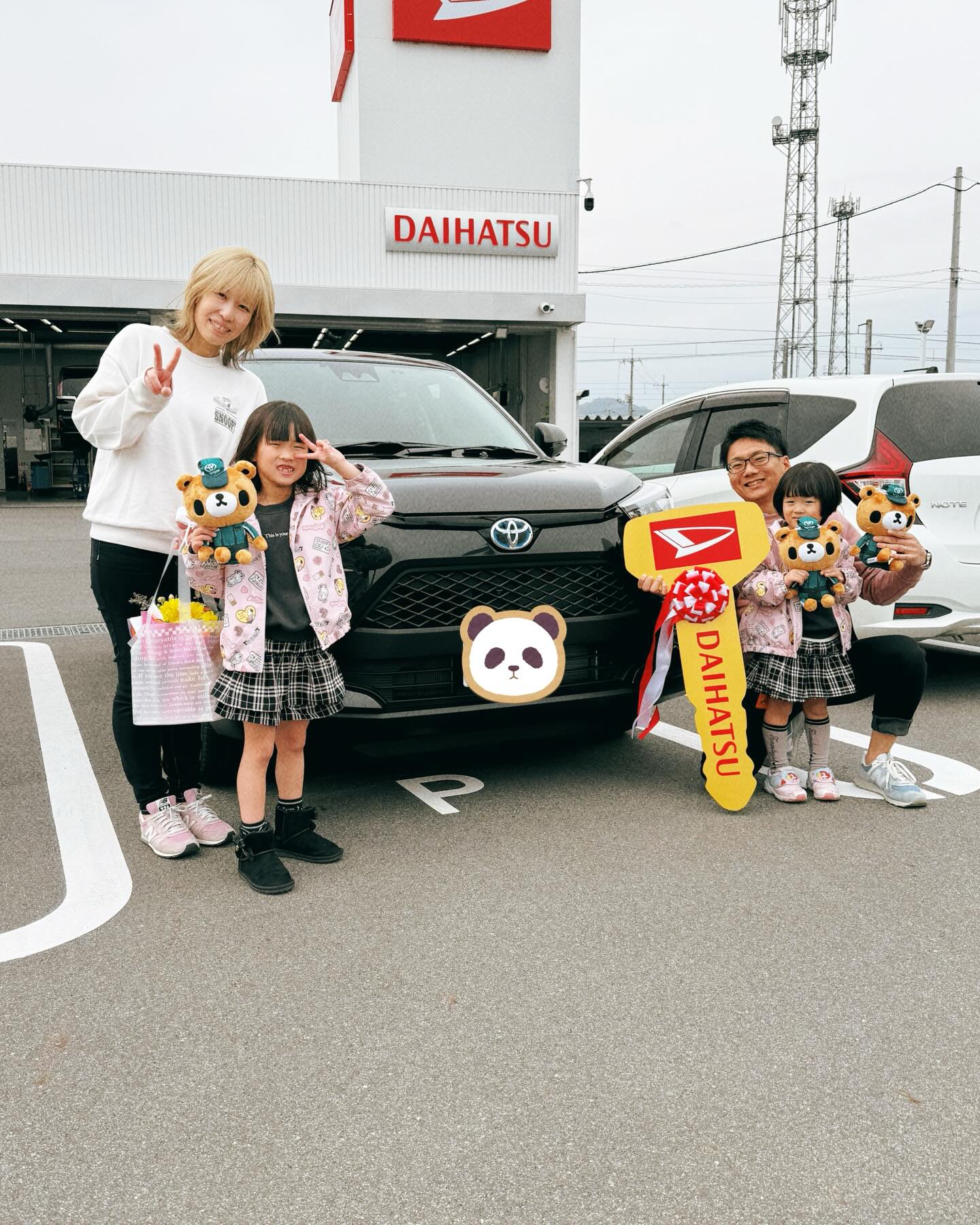 ダイハツパーク倉敷東☘️砂田です。
W様、ライズ新車のご納車おめでとうございます。
ダイハツパークでのお渡しということで
トヨタ車ですが
DAIHATSUのゴールドキー🔑を!
W様、日頃インスタを見てくださってるそう。
フォロワー様あるあるですが
住吉と初対面でも何度か会ったことあるような不思議な感覚に!
引き続きダイパーをよろしくお願いします🚗