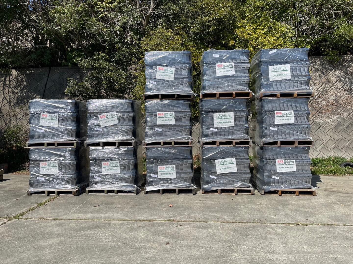 おはようございます。
今回は、淡路島から九州へ――先週、長崎県雲仙市に向けて深切地瓦を13パレット出荷しました!
写真は、出荷を待つ瓦たちが平面にずらりと並んだ様子。
この圧倒的なボリューム、まさに圧巻です。
深切特有の深い陰影が、屋根に載ったときに最高の表情を生み出してくれるんですよね。
長崎の空の下、この瓦たちがどんな素敵な屋根を彩るのか、今からとても楽しみです。
投稿者:神薗
#緑窯業
#瓦
#いぶし瓦
#屋根
#深切