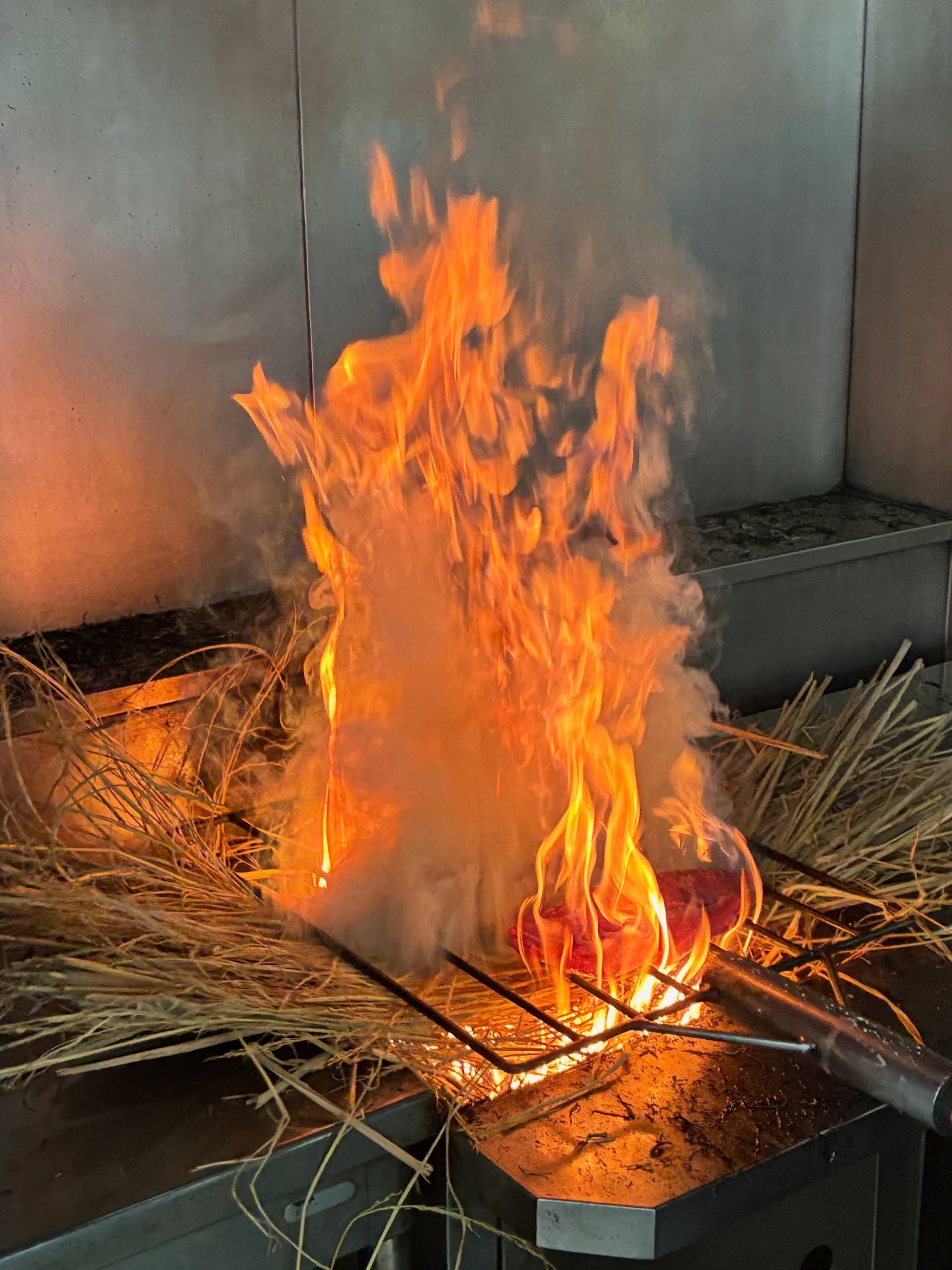 今日もカツオを仕入れて藁焼き中!
やはり水揚げがあると嬉しいですね🐟
最初は煙で燻してスモーキーに、そこからガツンと焼いて香ばしく🔥
ど久礼もん流「燻し焦がし」で焼き上げます!
#土佐久礼かつお #かつおのたたき #鰹乃國 #初鰹 #燻し焦がし