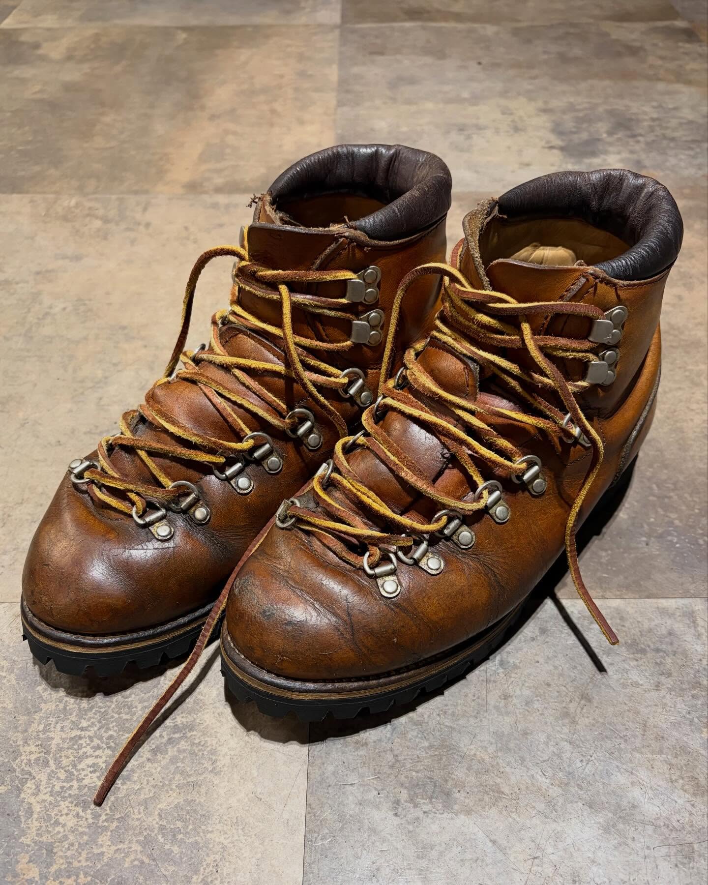 【Red wing入荷🇺🇸】80~90年代のRed wingが入荷。Red wingといえばアイリッシュセッター、エンジニアブーツが代表作とも言えますがコチラは重厚感のあるトレッキングブーツ。他のブーツには無い"ゴツさ"が足元に無骨な男らしさをプラスしてくれます。タグは嬉しい白四角犬タグ MADE IN U.S.A.。ソール新品交換しているので、すぐにお気に入りの相棒になってくれます👍SIZE : 9 D(27~27.5cm)オンラインストア又は店頭にて🤝⬛︎ 営業時間 : 11:00~19:00
⬛︎ 北海道札幌市白石区北郷9条7丁目10-2
⬛︎ 駐車場有
⬛︎ ONLINE STOREはプロフィール欄へ。
⬛︎ 定休日はInstagram固定投稿にてご確認下さい。#delinquentbros
#デリンクエント
#非行兄弟
#古着
#札幌