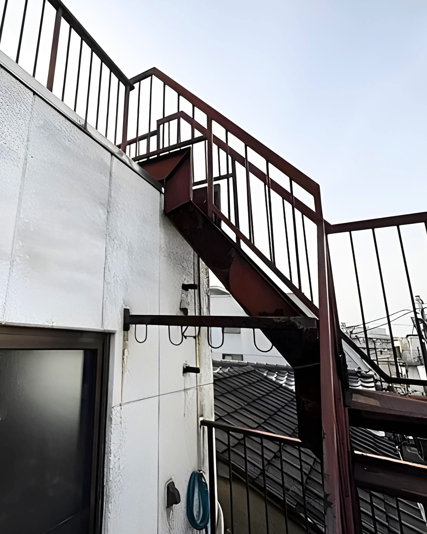 **House for Sale – Omori Nishi, Tokyo**
Airbnb allowed 365 days a year (special Minpaku zone)
**Price**
JPY 21,800,000 (Approx. USD 138,000)
**Property Overview**
**Location**
Omori Nishi 2-Chome, Ota City, Tokyo
**Access**
Heiwajima Station (Keikyu Main Line) – 7 min walk
Omorimachi Station (Keikyu Main Line) – 9 min walk
Omori Station (JR Keihin-Tohoku Line) – 19 min walk
**Property Details**
Property Type: Detached House
Layout: 3DK
Land Area: 34.11 m²
Building Area: 40.32 m²
Structure: Wooden, 3-story
Year Built: May 1961
**Key Features**
• Airbnb allowed 365 days a year (special Minpaku zone)
• Direct access to Shinagawa Station in just 6 minutes
• Walking distance to multiple train lines
• Rebuildable property
• Bright rooftop balcony
• Excellent access to central Tokyo
**Condition**
Vacant
Immediate viewing available
**Important Notes**
• Setback required (approx. 6.9 m²)
• Unregistered portion on the 3rd floor
• Boundary not clearly defined
• Sold as-is
**Investment Potential**
This property is ideal for:
• Airbnb (subject to local regulations)
• Long-term rental
• Monthly rental
**Tokyo house for sale – $138,000**
A rare opportunity to own a detached home in Tokyo within walking distance to the station.
Great potential for renovation and rental investment.
We provide full support for purchase, renovation, licensing, and property management in Japan.
Feel free to contact us for more details.
#tokyorealestate #minpaku #tokyoairbnb #airbnbinvestment #otacity