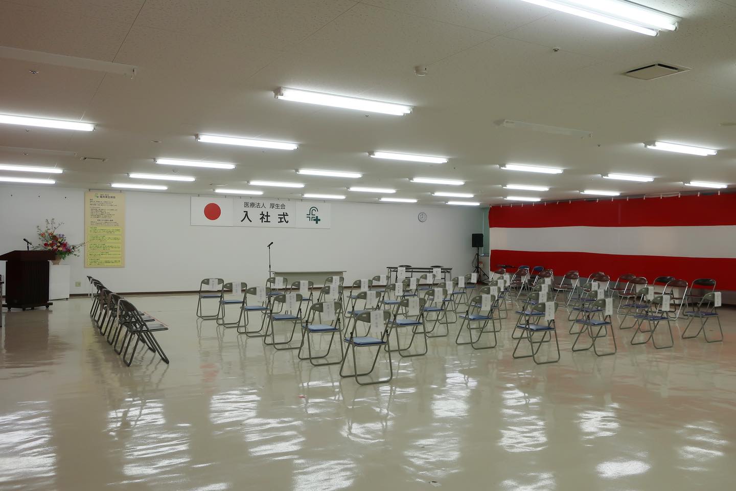 ・
春の空からやさしく小雨が降り、満開の桜がしっとりと彩を添える中、
本日、福井厚生病院の入社式が執り行われました。
新入職員を迎える前の会場は、ピンと張りつめた感じがしていましたが、
新入職員が並んだとたんに、明るく柔らかな空気に変わりました。
ようこそ!福井厚生病院へ!
理事長からの「優先順位を大切にしてください」
院長からの「身近なロールモデルを見つけることが成長の近道かもしれない」
という言葉がかけられました。
これからいろんな人に頼りながら、頼られる人になっていってください!
本日新たな一歩を踏み出した新入職員のみなさんのこれからが、
咲き誇っている満開の桜のように、豊かな経験ができることを願っています。