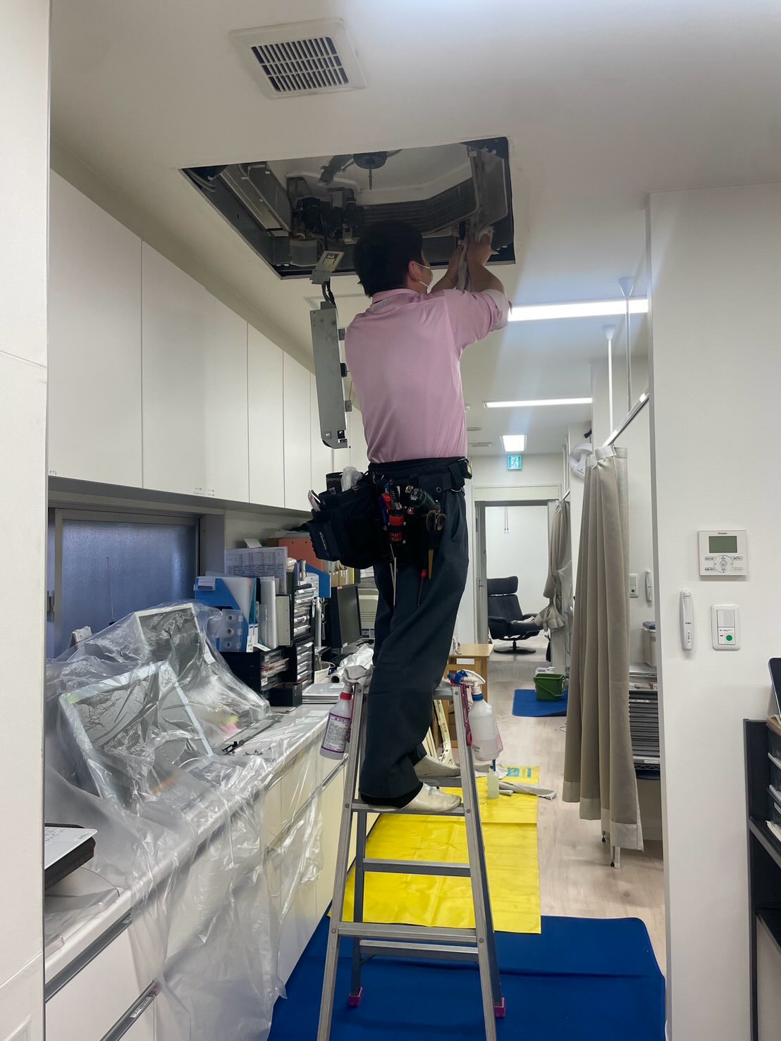 2026.4.7
こんにちは。
看護助手です。
今年もダスキンさんに院内の空調メンテナンスを行っていただきました✨
外来やナースステーション、新生児室、病室まで院内のさまざまな場所を丁寧に清掃していただきました。
普段は見えない空調の内部に、スタッフも興味津々👀
きれいに洗浄され、これからも
患者様はもちろん、働くスタッフにとっても
安心・快適に過ごせる環境が整いました🌿
引き続き、気持ちの良い環境づくりに努めてまいります✨
・
・
#草津市産婦人科
#守山市産婦人科
#栗東市産婦人科
#清水産婦人科
#いい産婦人科をつくりましょう