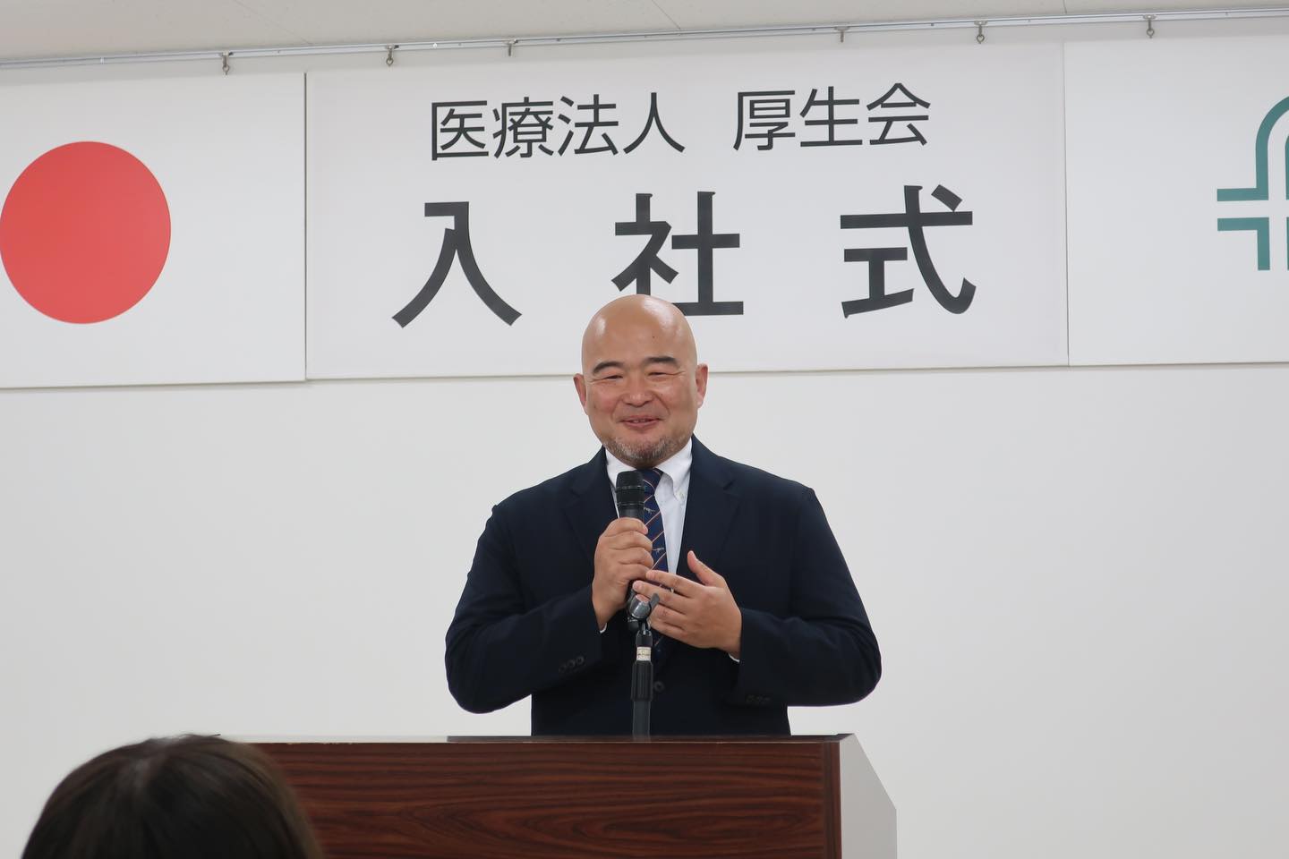 ・
春の空からやさしく小雨が降り、満開の桜がしっとりと彩を添える中、
本日、福井厚生病院の入社式が執り行われました。
新入職員を迎える前の会場は、ピンと張りつめた感じがしていましたが、
新入職員が並んだとたんに、明るく柔らかな空気に変わりました。
ようこそ!福井厚生病院へ!
理事長からの「優先順位を大切にしてください」
院長からの「身近なロールモデルを見つけることが成長の近道かもしれない」
という言葉がかけられました。
これからいろんな人に頼りながら、頼られる人になっていってください!
本日新たな一歩を踏み出した新入職員のみなさんのこれからが、
咲き誇っている満開の桜のように、豊かな経験ができることを願っています。