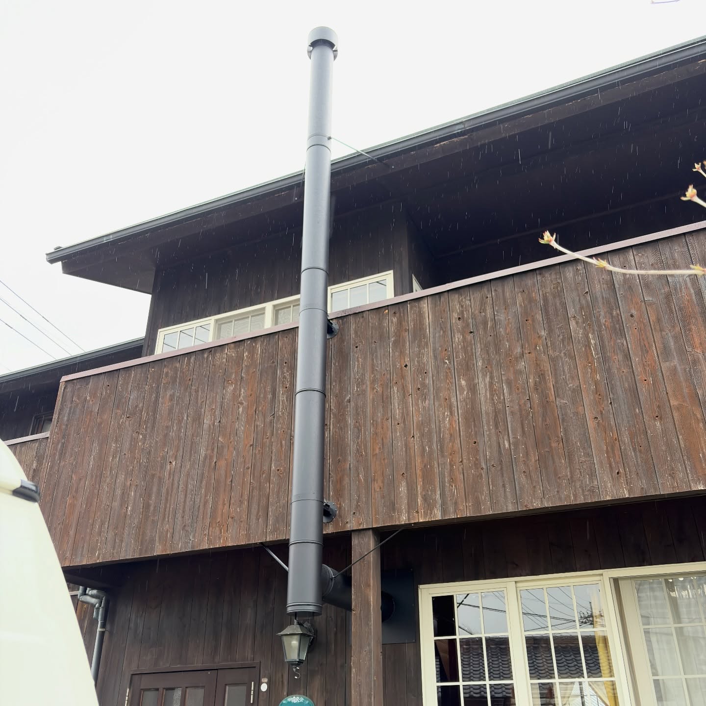 .
群馬県W様邸
モデル:BQ-D/右開き
W様ご家族を長年暖め、そして見守り続けてきた薪ストーブがその役目を終え、エイトノット薪ストーブへバトンを託してくれました。
これまで使われていた薪ストーブは、炉壁や炉台、煙突も含め、すべてご主人が設置・施工されたそうです。
そんな思い出の詰まった薪ストーブ。
長く暮らしを共にしてきた物には愛着が湧くことが多いですが、薪ストーブにはひときわ深い思いがこもる気がします。
W様ご家族の歴史を見守り続けてきた薪ストーブの思いを、これからも紡ぎ続けていけるよう、心を込めて施工させていただきました。
早速お料理も楽しんでいただき、お写真を送ってくださいました。
この度は、誠にありがとうございました。
今後とも引き続きよろしくお願いいたします。
薪ストーブ製作工房
エイトノット
