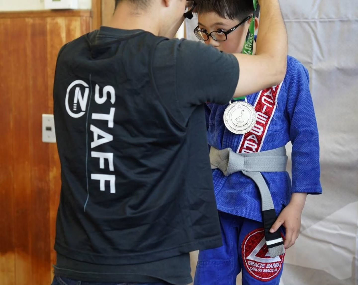 「今日、うちの道場から出場したキッズ2人が、6人トーナメントでそれぞれ勝ち上がり、なんと決勝で対決しました!私も試合を見守りながら、最後はどちらのセコンドにもつけない立場で胸が熱くなりました。結果、2人が優勝と準優勝を見事に勝ち取り、GB枚方の誇りとなってくれました!」
お父さんとお母さんへ
キッズに試合のチャンスを与えてくれて
ありがとうございます。