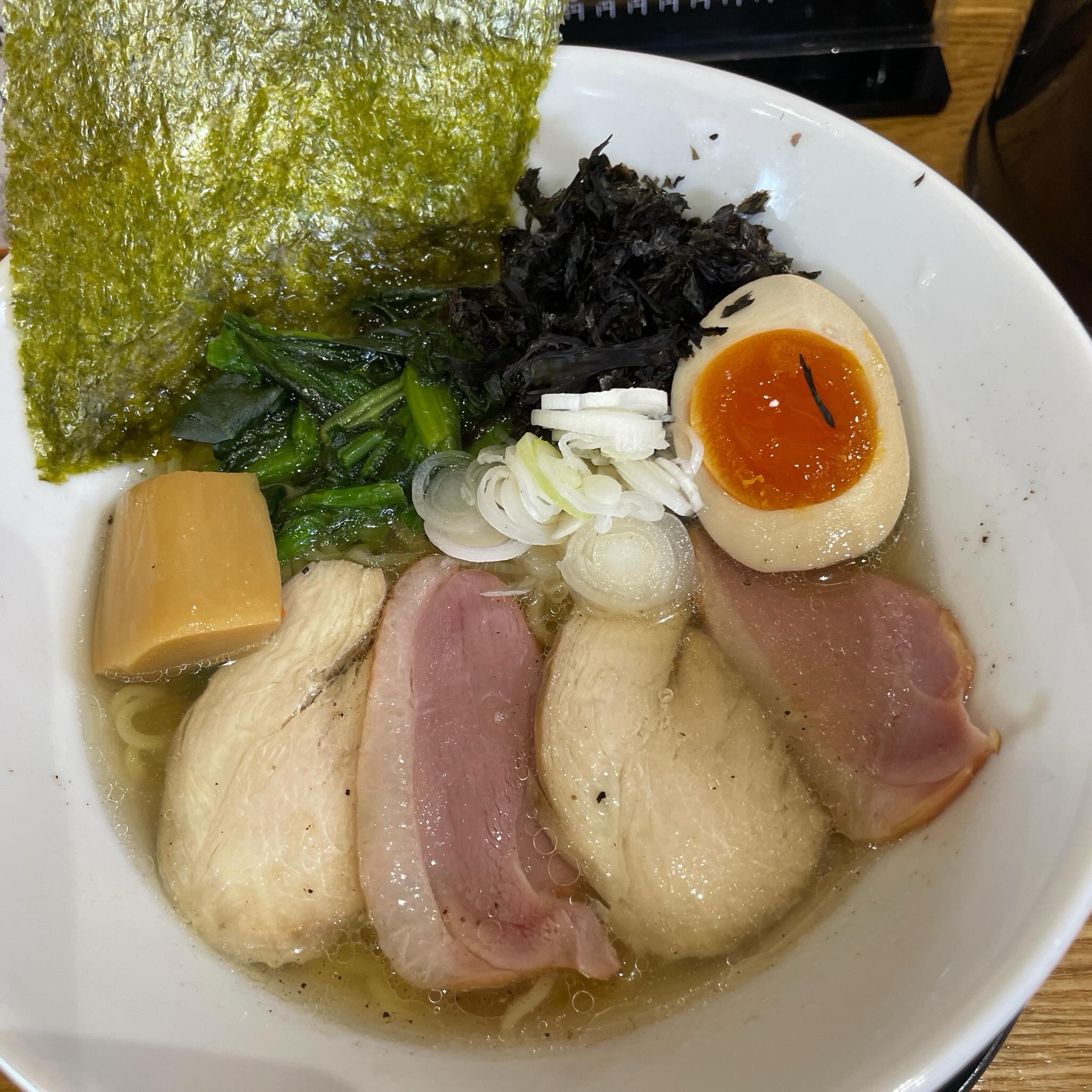 新潟市南区大通地区のらーめん屋
麺亭こがねさんの塩ラーメンとしょうゆ野菜を注文
野菜が入ると健康的な食事だと思い込みながらスープもあっさりで美味しく頂きました
1番人気はソースらーめんとのこでしたので次回楽しみが出来ました!ご馳走様でした〜