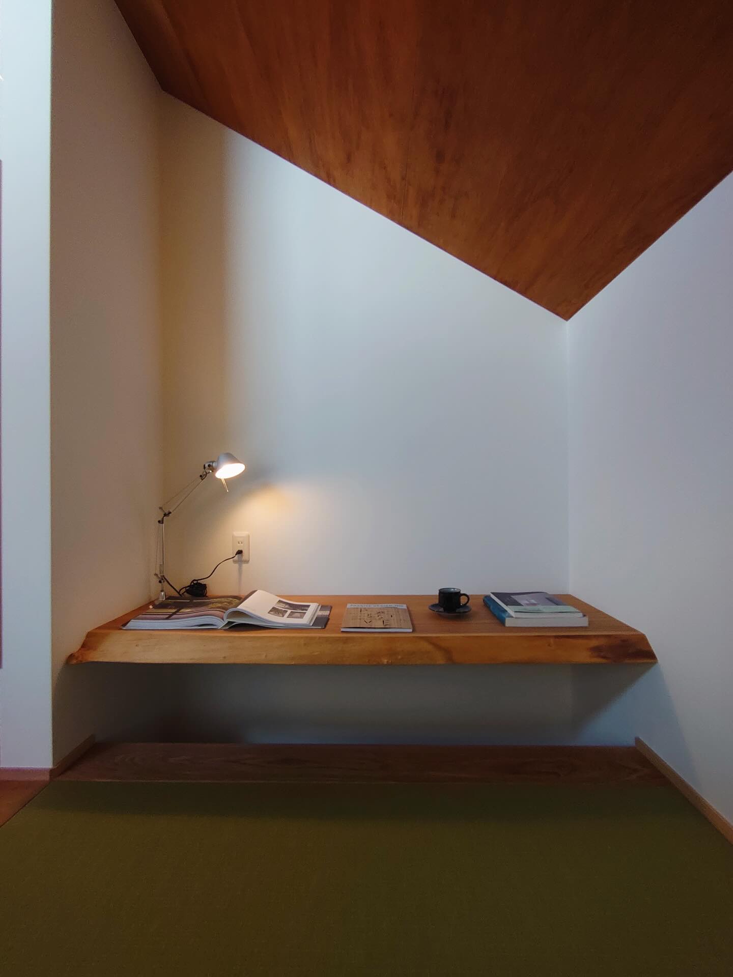 《 暮らしに馴染む造作家具 》
住まいに合わせて一つひとつ設える、造作家具。
デスクスペース、収納、本棚、ダイニングテーブル。
ご家族の「ここにあればいいな」をかたちにすることで、
使いやすさと空間の美しさは、ぐっと深まります✨
お手持ちの座卓をダイニングテーブルテーブルへリメイクしたり、
壁一面にぴったり収まる本棚を造作したり。
素材や色合いを揃えることで、
住まい全体に心地よい統一感が生まれます。
用途に応じた配置や設えで、日々の暮らしを豊かに彩ります☺️
- - - - - - - - - - - - - - - - - - - - - - - - - - - - -
パッシブデザイン と 耐震構法・SE構法 を取り入れた、
快適な暮らしを追求する広島の工務店
@ntecj
YouTubeでも暮らしに関する様々な情報を発信中
⚪︎株式会社エヌテック
広島県広島市安佐南区西原9丁目13-11
- - - - - - - - - - - - - - - - - - - - - - - - - - - - - -
#広島工務店 #エヌテック #造作家具 #リメイク家具 #オーダー家具