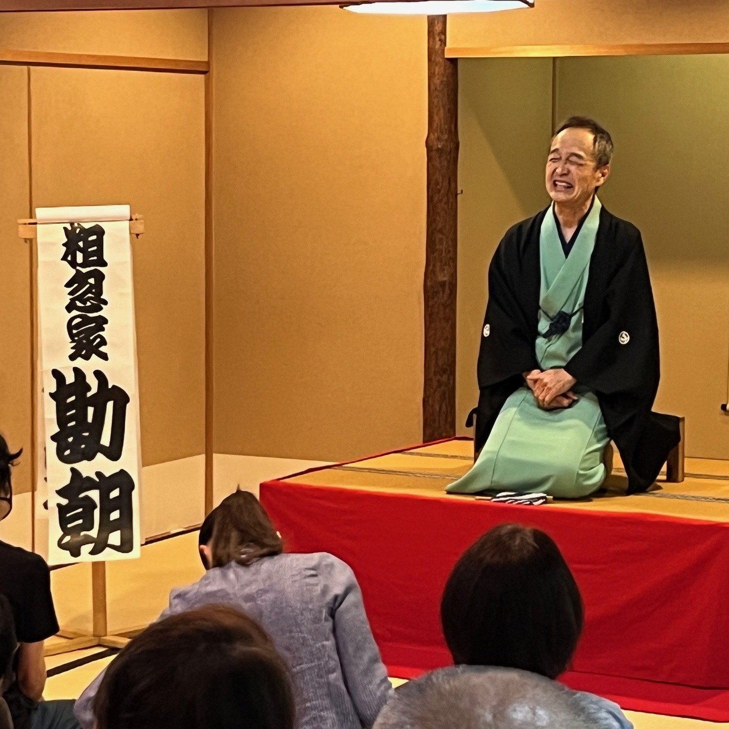 【松風園落語】
新緑が美しい輝く5月、日本庭園が一年で最も瑞々しく心地よい季節を迎えました!
本日の落語は、唐人町を拠点に30年以上活躍を続けておられる
内浜落語会メンバーの皆さまによる『松風園落語』です。
開催のたびに満席となる、人気の落語企画です。
今回ご出演は、粗忽家勘栄さん・粗忽家勘朝さん・粗忽家勘松さん
3名の方にお越しいただきました。
外は爽やかな新緑、そしてお部屋の中は笑いがいっぱい!
多くのお客様に落語を体験していただける機会となりました。
本当にありがとうございました。
次回の『松風園落語』の開催は6月頃を予定しております。
お抹茶セット付き,1500円にて落語とともに季節を感じながら楽しい時間をお過ごし頂ければ嬉しく思います。
次回開催もどうぞお楽しみに!
#日本庭園
#落語
#笑い
#日本伝統
#抹茶
#茶室
#寄席
#松風園