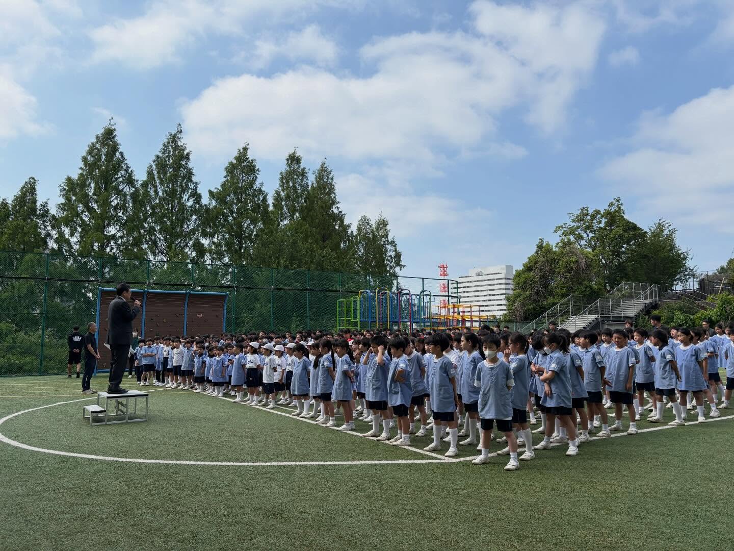 【創立記念日】
5/17は創立記念日です。
1922年に精華小学校は創立され、関東大震災、横浜大空襲など、さまざまな危機を乗り越えてここまで歩んできました。
横浜大空襲で焼けてしまった校舎が再建され、復興を誓った5/17が創立記念日になっています。
昨今の時代の変化、流れはより一層激しくなっており、日々「歩み」を進めるというよりは「走っている」、、、そんな感覚に近い教育現場ですが、先見の目を持って行動しつつも、お預かりしている目の前のお子さま一人一人に寄り添う人(教員)がいる現場でい続けたいと思っています(以上、一教員の意見です)。