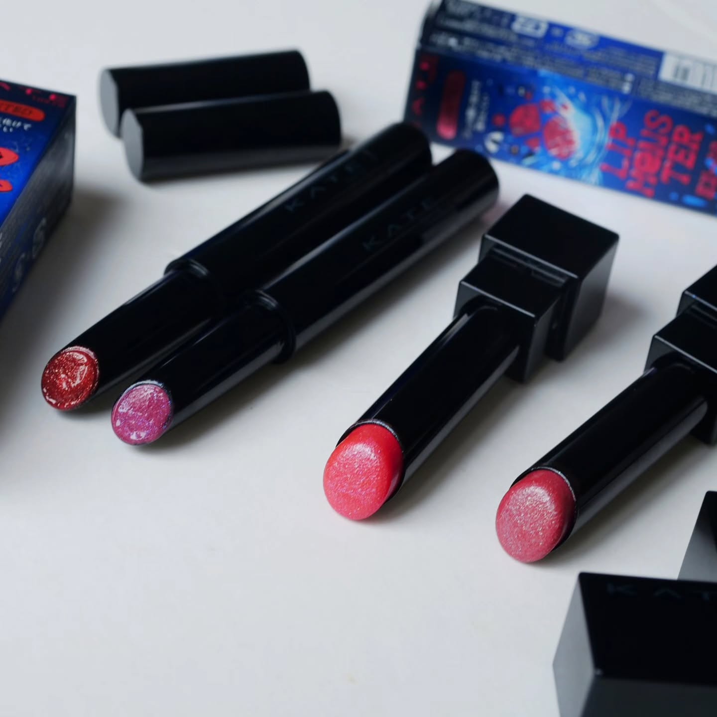 KATEのリップモンスター夏限定色💄😈
水面をイメージした、色化けパール配合でピンクとレッド系の色が登場します リップモンスターといえば、
・落ちにくい高密着リップ
・ツヤ感が続く
・高発色なのに乾燥しにくい
という特徴があるリップシリーズ。 #KATE
リップモンスター
EX13 常夏の宝石
EX14 水面の光跡
------------------
リップモンスター ツヤバース
EX3 水紅鉄砲のイタズラ
EX4 さかさまバケツの仕業
すべて5月23日限定発売 リップモンスターはもちろん、同日発売のツヤバースは商品名のとおり
ツヤをしっかり盛れるタイプ✨
(私的にはツヤバースのほうがおすすめです) <リップモンスター>
・EX13 常夏の宝石
コーラルピンク系。
色化けパールと、緑×赤×黄パールを配合していて、
重ねる回数にもよりますが、素の唇の色に近しい感じで
血色をプラスできるかんじ ・EX14 水面の光跡
サーモンレッド系。
色化けパールと、青×緑パールを配合。
黄色みよりの肌色の方にはとてもおすすめで、
ひと塗りで華やかな印象になります <リップモンスター ツヤバース>
やわらかいテクスチャーで、しっかりとツヤを足せるツヤバース。リップグロス不要で、唇の縦じわを目立ちにくい印象に。
さらにリップモンスターの特徴である「落ちにくさ」「色もち」もちゃんとあるのがうれしい...! ・EX3 水紅鉄砲のイタズラ
コールドチェリー系。
色化けパールと青パールを配合。
リップモンスターのEX13 常夏の宝石と色の系統はすこし似ているけれど、
発色の濃さはこちらのほうがしっかりめ&パールもしっかりめ ・EX4 さかさまバケツの仕業
サニーレッド系。
色化けパールと黄パールを配合。
リップモンスターのEX14 水面の光跡と同様、
色の系統は似ていますが、こちらのほうが
発色濃いめ&パールもしっかりめ。
わたし的には今回ご紹介するすべてのなかで、
一番おすすめの色、発色の仕方です 限定色なので、お早めにチェックしてみてくださいね♪ #リップモンスター#リップモンスター限定色
#リップモンスター新色#リップモンスターex13リップモンスターex14
リップモンスターツヤバースex3リップモンスターツヤバースex4
@kate.tokyo.official_jp
※KATEさんより商品いただいております