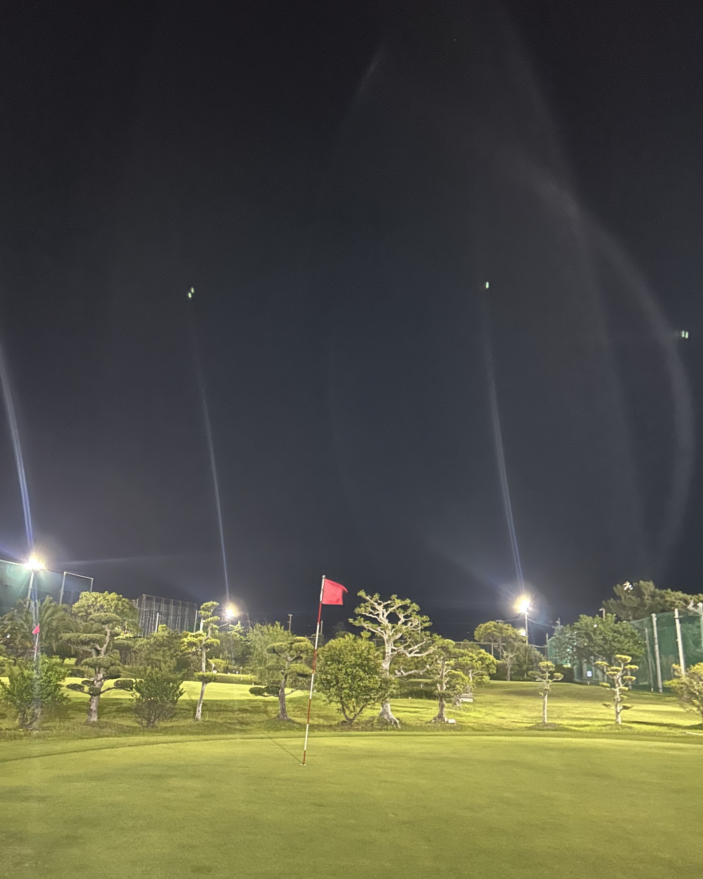 ショートコースのナイター営業やってます⛳✨
ライトアップされたグリーンで、昼間とはひと味違う雰囲気のラウンドを楽しめます😊
ナイター営業時間は
日曜〜木曜 22:00まで
金曜・土曜 23:45まで!
ご予約は不要なので、フロント受付でそのままOKです♪
お仕事や学校のあとに、気軽にナイトラウンドしてみませんか?
#浜松ビーチサイドゴルフ倶楽部 #浜松ゴルフ #ショートコース #ナイター営業 #ナイトラウンド