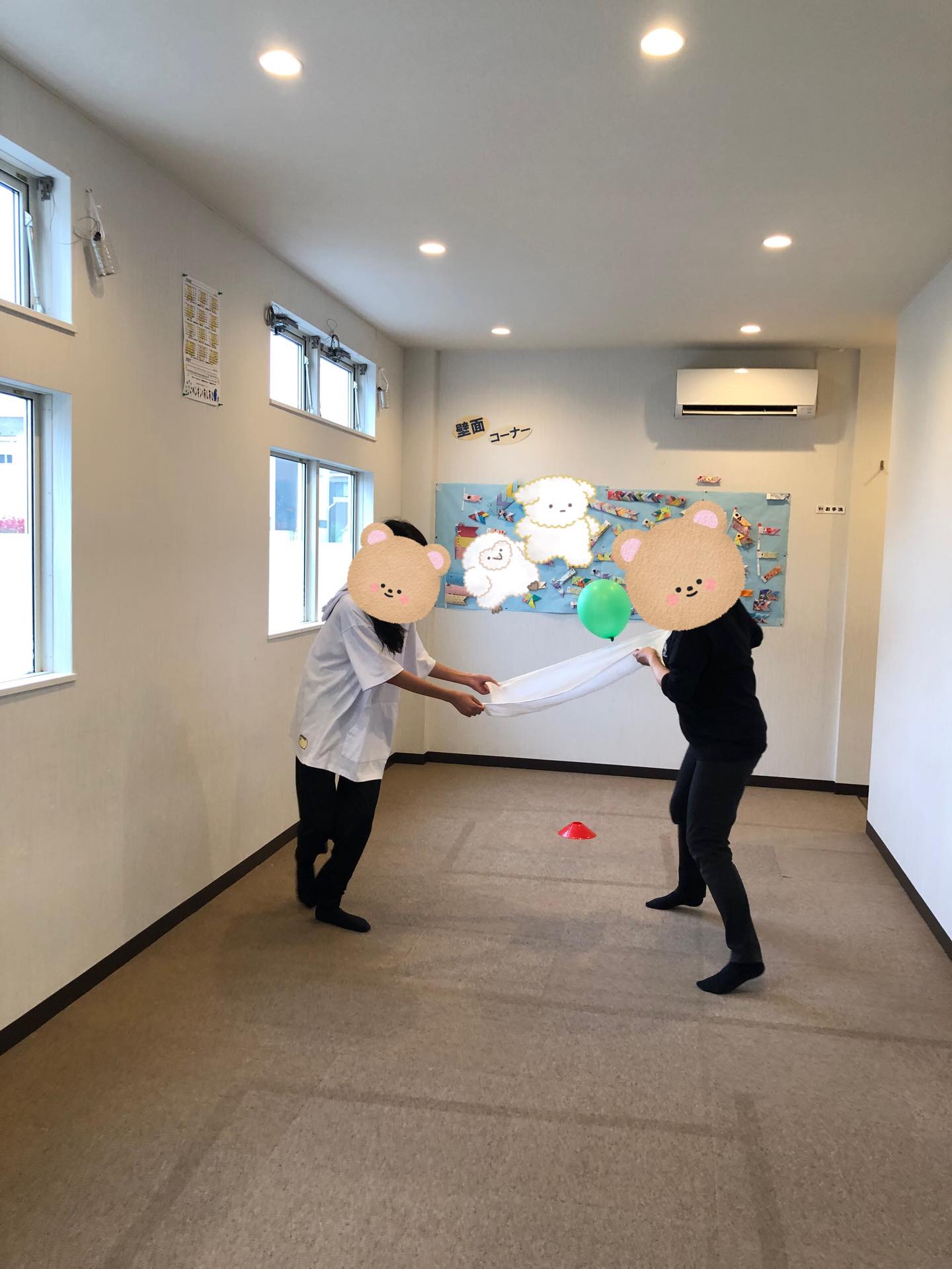 〜傘・雨粒製作と風船運びゲームの様子〜
作り方を聞きながら、ここはどうやるの?これであってる?と質問できるようになってきました。
わからないことを聞くということもとても大切なことなのでこうした成長も素敵ですね!
自分の傘や雨粒が完成するとニコニコと満足そうな表情で見せてくれましたよ✨
風船運びゲームでは時々落っこちそうになりながらも2人で協力して運ぶことが出来ていました!
ペアが足りないとなった時には私・ぼくやろうか?と自分からもう一回やってくれる子もいて、とってもかっこよかったです!!
並んで自分の順番を待つのも少しずつ上手になってきました!
#ペンギンのあしあと
#放課後等デイサービス
#製作
#運動あそび
#協力