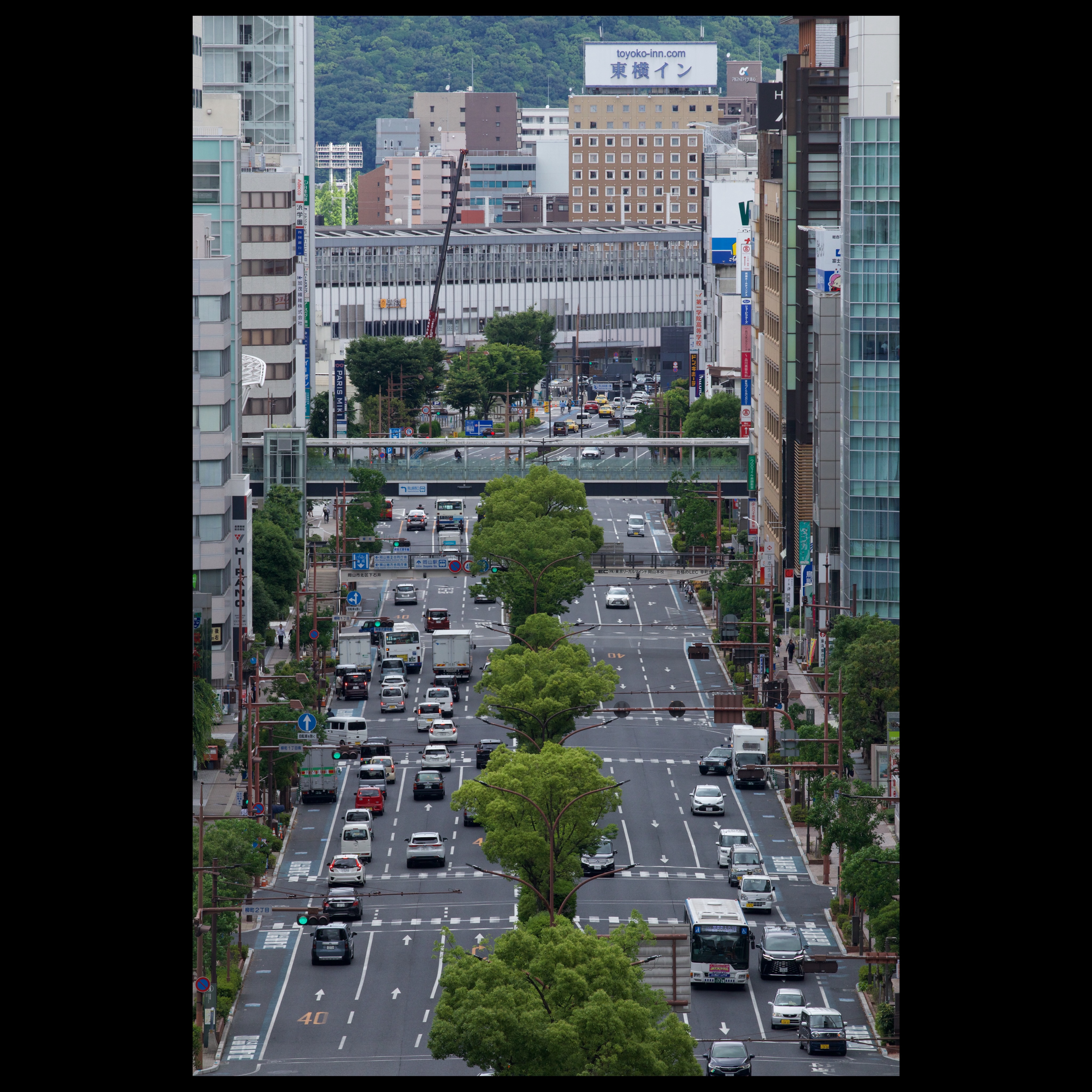 こんにちは。
元ダイハツパークの山本です。
市役所の屋上から、市役所筋を望遠で抜いてみました。
望遠ってやっぱりいいですね。
#市役所筋 #岡山市役所
#山本の休日