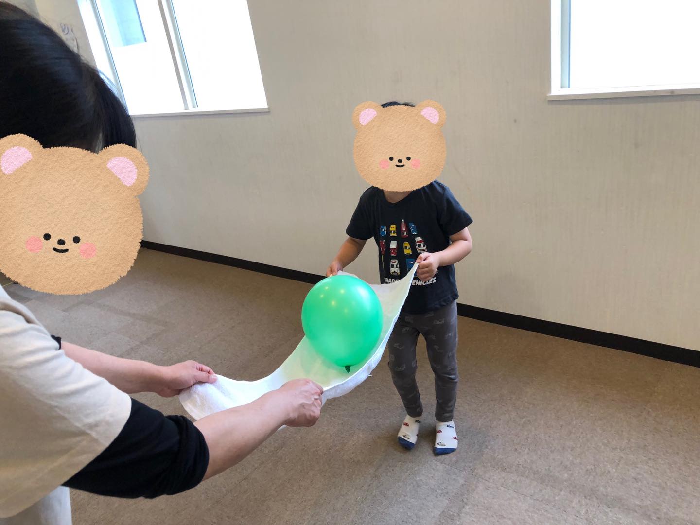 〜傘・雨粒製作と風船運びゲームの様子〜
作り方を聞きながら、ここはどうやるの?これであってる?と質問できるようになってきました。
わからないことを聞くということもとても大切なことなのでこうした成長も素敵ですね!
自分の傘や雨粒が完成するとニコニコと満足そうな表情で見せてくれましたよ✨
風船運びゲームでは時々落っこちそうになりながらも2人で協力して運ぶことが出来ていました!
ペアが足りないとなった時には私・ぼくやろうか?と自分からもう一回やってくれる子もいて、とってもかっこよかったです!!
並んで自分の順番を待つのも少しずつ上手になってきました!
#ペンギンのあしあと
#放課後等デイサービス
#製作
#運動あそび
#協力