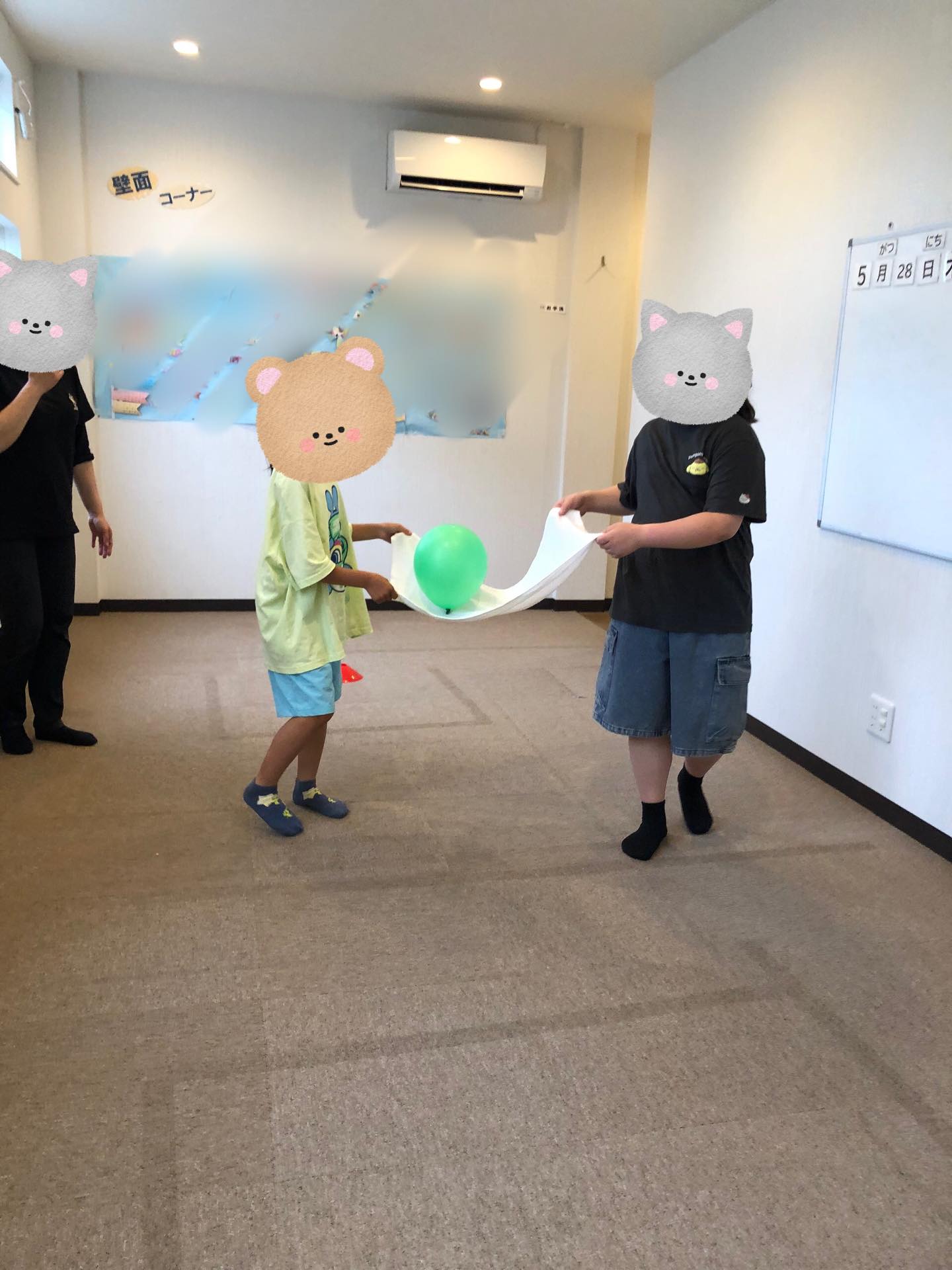 〜傘・雨粒製作と風船運びゲームの様子〜
作り方を聞きながら、ここはどうやるの?これであってる?と質問できるようになってきました。
わからないことを聞くということもとても大切なことなのでこうした成長も素敵ですね!
自分の傘や雨粒が完成するとニコニコと満足そうな表情で見せてくれましたよ✨
風船運びゲームでは時々落っこちそうになりながらも2人で協力して運ぶことが出来ていました!
ペアが足りないとなった時には私・ぼくやろうか?と自分からもう一回やってくれる子もいて、とってもかっこよかったです!!
並んで自分の順番を待つのも少しずつ上手になってきました!
#ペンギンのあしあと
#放課後等デイサービス
#製作
#運動あそび
#協力