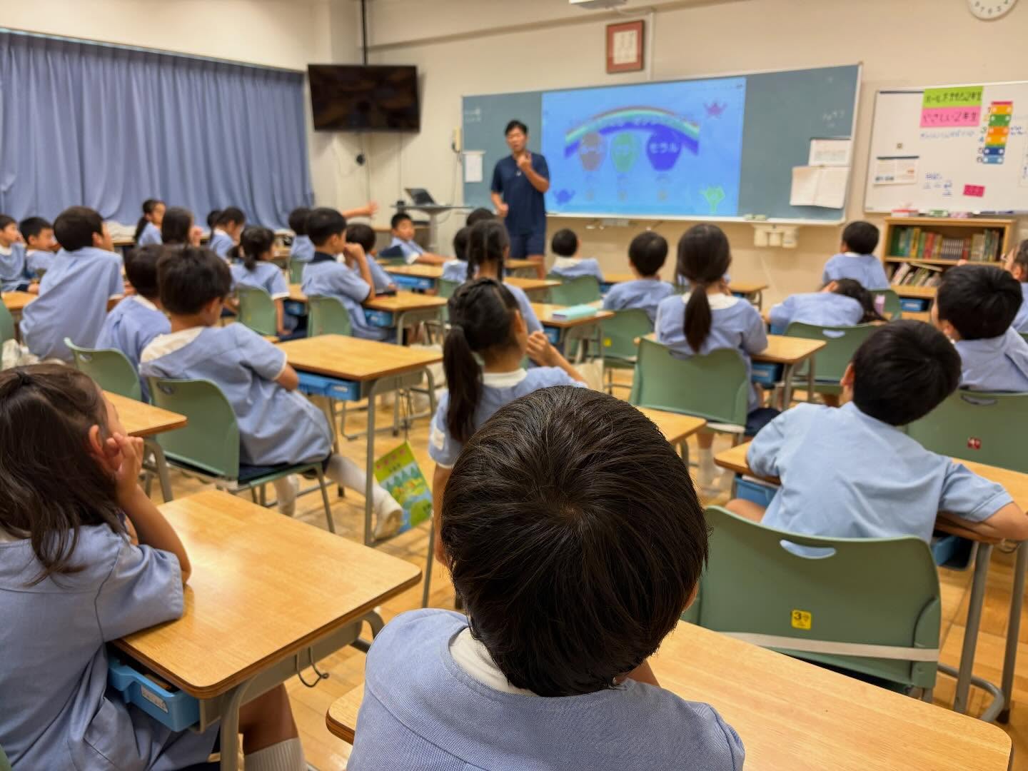 【2年特活|ルール・マナー・モラル】
精華小学校では、ICT機器利用の際に「制限」ではなくて「ルール」「マナー」「モラル」を大切にしています。
2年生から徐々に始まるICT機器を使う授業に向けて、3年生の先生に授業をしてもらいました。
各家庭にある様々なルールが面白い!