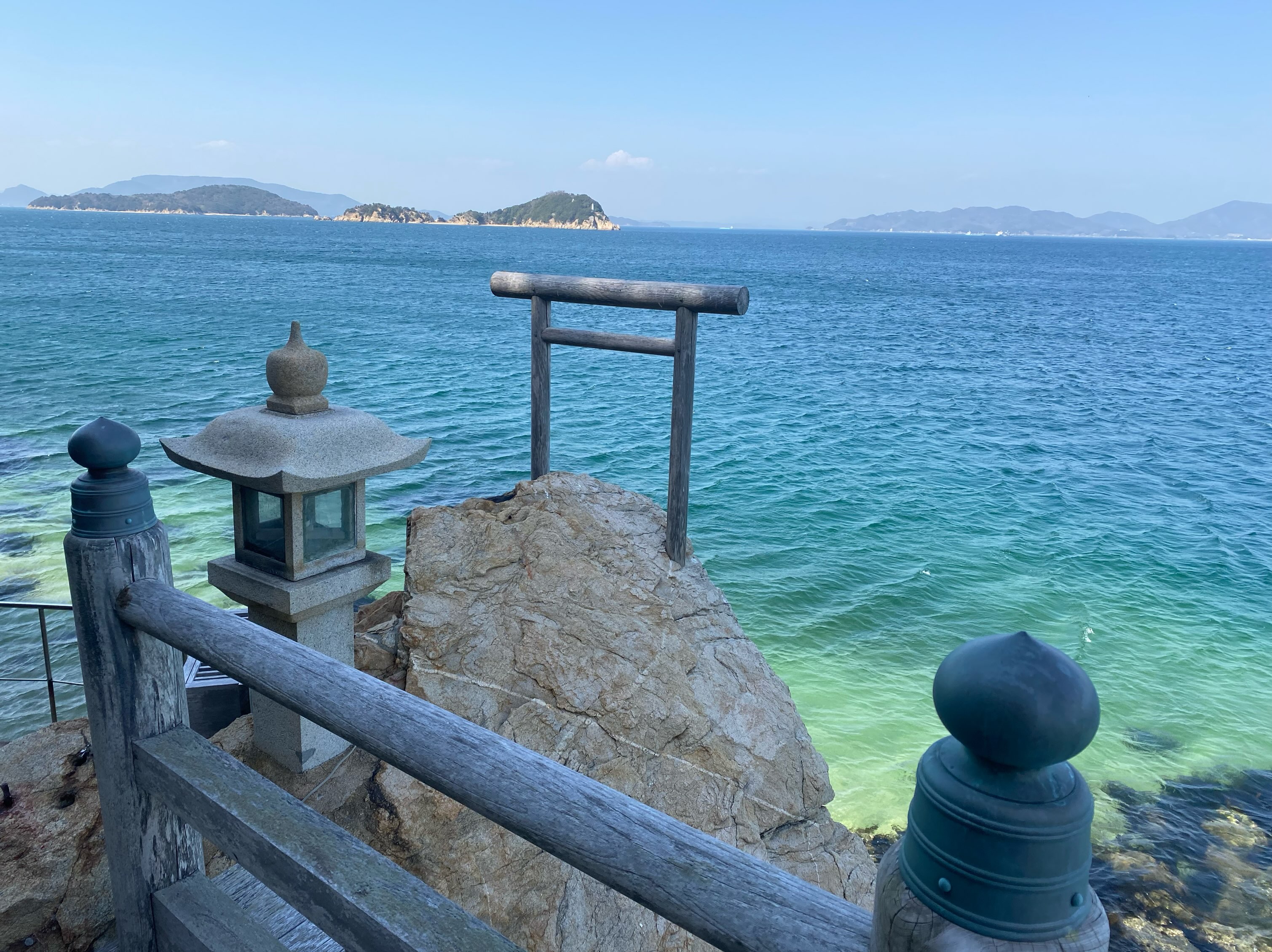 렌터카를 이용한다면 꼭 한번 들러보길 바라는 곳.
절벽 동굴 안에 자리한 신사다.
그곳에서 바라본 바다는 에메랄드빛으로 신비로웠고,
에너지가 가득 차 있는 듯한 곳이었다.
#다카마쓰 #바다 #일본 #takamatsu #竹居観音寺