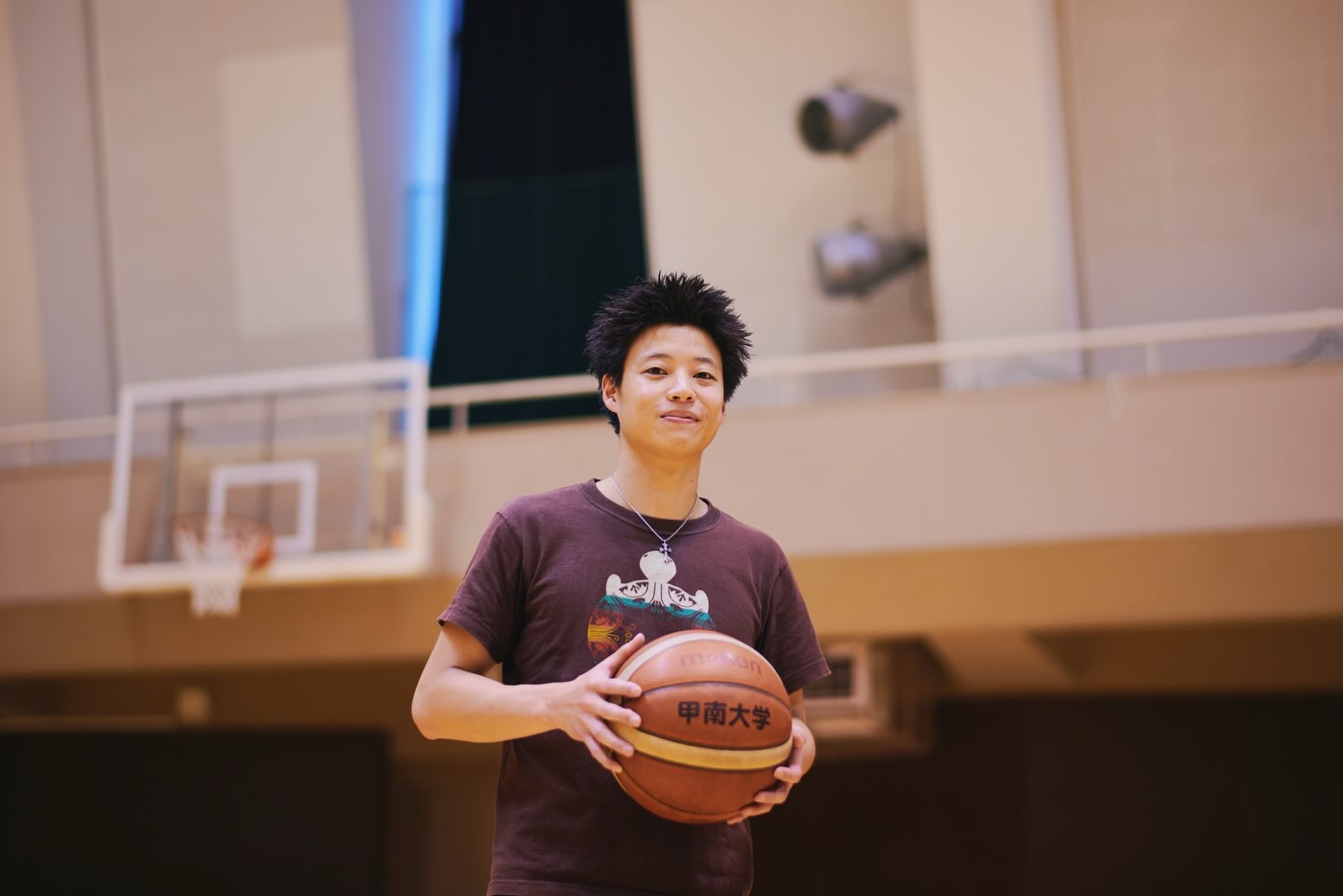 \\学生インタビュー🎤//
今回は、法学部に所属する学生へインタビューを行いました🏀
バスケットボールへの熱い思いや、甲南大学での学生生活についてお話しいただきました♪
Q1. 甲南大学を選んだ理由を教えてください。
A1. 中学生の頃にお世話になった監督のもとで、もう一度バスケットボールに打ち込みたいと思い、甲南大学を選びました。
競技を通して成長した姿を見せ、結果で恩返しがしたいという思いが入学の大きな理由です!
Q2. 最近、力を入れて取り組んでいることを教えてください。
A2. 国体の練習や遠征などに積極的に参加し、自身の競技力向上に力を入れています。
そこで得た経験や学びをチームにも還元し、チーム全体のレベルアップにつなげられるよう日々取り組んでいます🔥
Q3. 将来の夢や、今後チャレンジしてみたいと思っていることを教えてください。
A3. 競技だけでなく、資格取得のための勉強にも積極的に取り組み、文武両道を実現できるよう努力していきたいと考えています。
Q4. 「甲南大学のココが好き!」「甲南大学のココがすごい!」など、甲南大学のおすすめポイントを教えてください。
A4. ミディアムサイズのキャンパスなので、教室や施設への移動がスムーズで、毎日の学生生活を快適に過ごせるところが魅力です✨
#甲南大学 #甲南 #konan #岡本 #バスケットボール