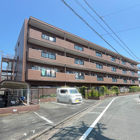 こんにちは。<br>不動産業者「Your Agent」の寺田です。<br><br>本日は、浜松市中央区茄子町の中古マンション「ヒルズ茄子」をご紹介いたします。<br><br>こちらのお部屋は、4階建ての2階部分に位置しています。<br>東南角部屋のため日当たりが良く、明るい室内が魅力です。<br><br>マンションは閑静な住宅街に位置しており、落ち着いた住環境が整っています。<br>交通面では、遠鉄バス「茄子橋」バス停がマンションの目の前にあり、通勤・通学にも便利です。<br>お車の場合も、柳通りや船越バイパスが近く、アクセスの良い立地です。<br><br>徒歩圏内にはコンビニやスーパーもあり、日々のお買い物にも便利です。<br>また、船越公園も近く、お散歩やスポーツを楽しむこともできます。<br><br>学区は、船越小学校・八幡中学校となります。<br><br>お部屋は2023年に洗面台・給湯器を交換済みで、同時に内装の一部リフォームも実施しております。<br>ペットの飼育も可能です(※管理規約あり)。<br><br>現在は空室のため、ご内覧も可能です。<br>利便性と住環境を兼ね備えたおすすめの中古マンションですので、ぜひお気軽にお問い合わせください。