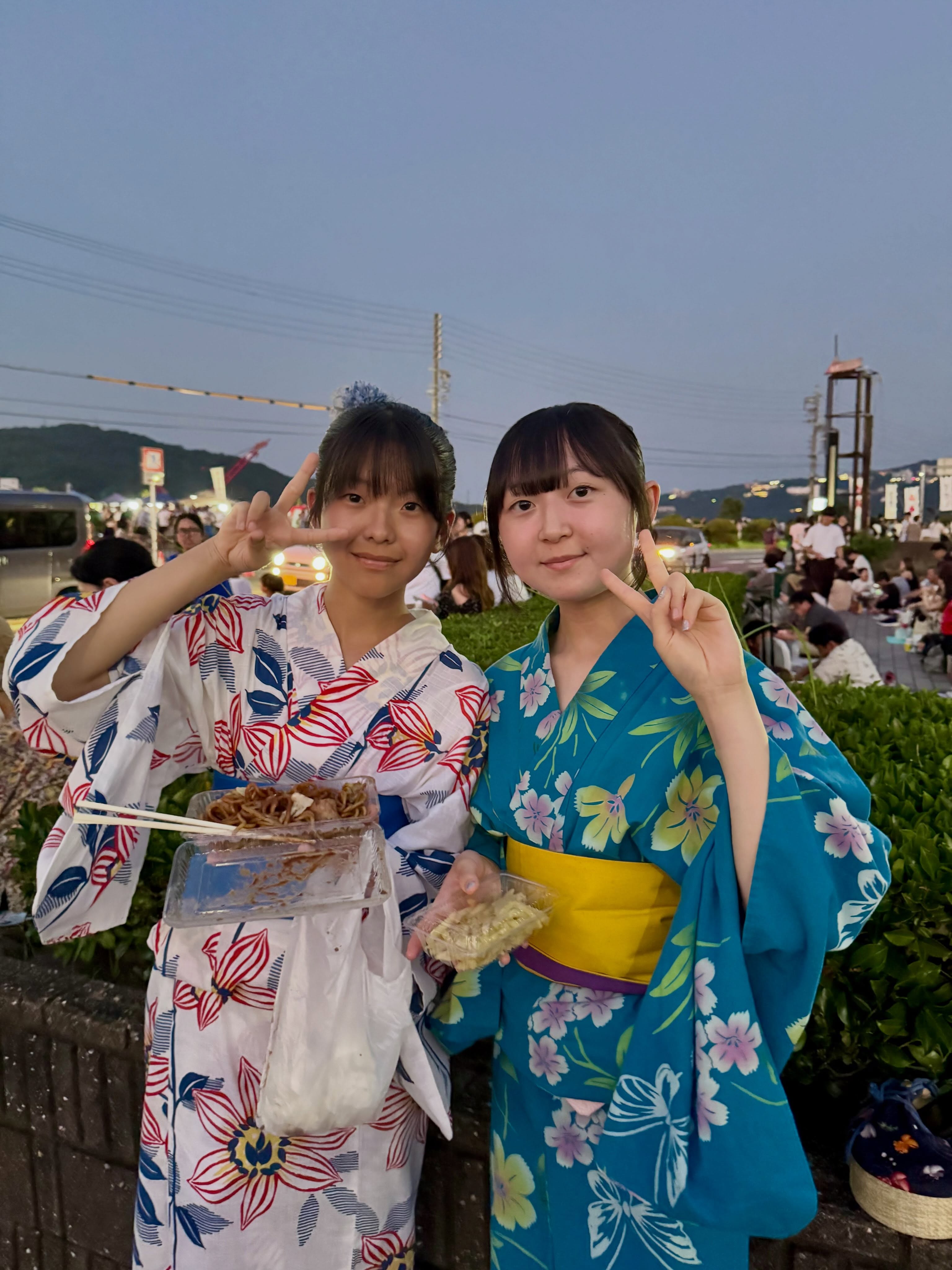 昨日(7/24)のみなとまつりに来ていた方々の様子をお届け!
花火にも負けない、とても素敵な笑顔です👘✨
来年もまたみんなで遊びに来てください✨
#鳥羽市観光協会 #みなとまつり #浴衣 #夏 #花火