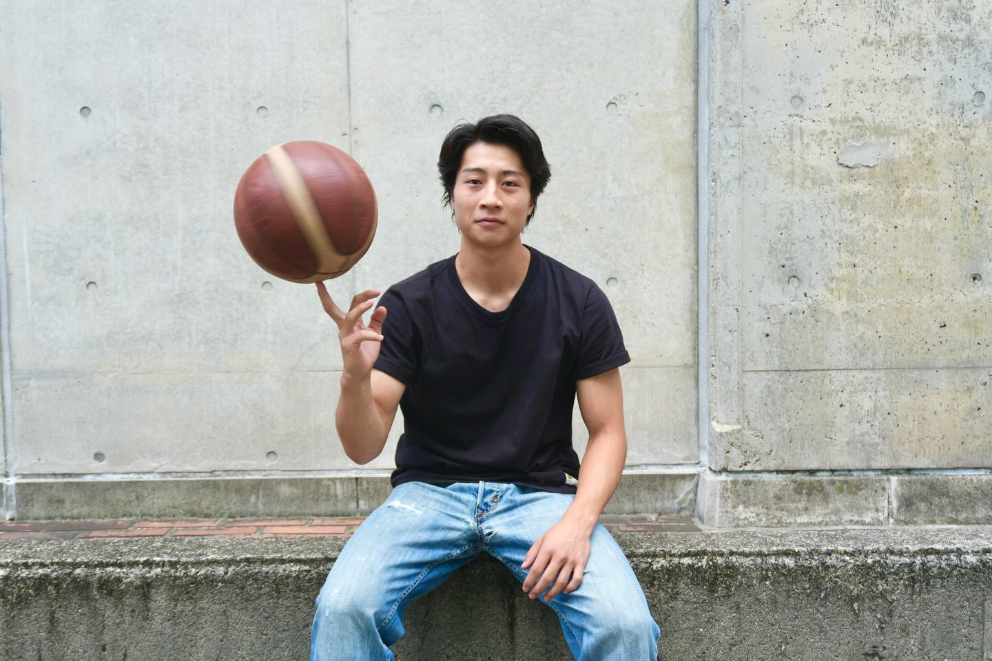\\学生インタビュー🎤//
今回は、経営学部に所属する学生へインタビューを行いました🏀
文武両道を実践しながら、学生生活最後の大会に向けて努力を重ねる日々についてお話しいただきました!
Q1. 甲南大学を選んだ理由を教えてください。
A1. 総合大学でありながら「ミディアムサイズ」という甲南大学ならではの環境に魅力を感じ、経営学を深く学びたいと思い入学しました。
少人数教育が充実しているため、先生方や意欲の高い仲間と密にコミュニケーションを取りながら学べる環境があり、主体的にビジネスの課題解決力を身に付けられる点に惹かれました✨
Q2. 最近、力を入れて取り組んでいることを教えてください。
A2. 現在はゼミで卒業論文の執筆に取り組んでいます📝
また、学生生活最後となるバスケットボールの大会に向けて、チームでの練習に加え、自主練習や筋力トレーニングにも力を入れています。
悔いのない形で学生生活を締めくくれるよう、一日一日の練習を大切にしています🏀
Q3. 将来の夢や、今後チャレンジしてみたいと思っていることを教えてください。
A3. 将来は、さまざまな国の方とコミュニケーションを取れるようになりたいと考えています。
そのために、英語力をさらに高められるよう勉強をしたいと考えています🌏
Q4. 「甲南大学のココが好き!」「甲南大学のココがすごい!」など、甲南大学のおすすめポイントを教えてください。
A4. 甲南大学はミディアムサイズの大学なので、教室や図書館、体育館などの施設が近く、移動しやすいところが魅力です。
また、学生同士はもちろん、先生との距離も近く、コミュニケーションが取りやすい温かい雰囲気も甲南大学ならではのおすすめポイントです🔥
#甲南大学 #甲南 #konan #岡本 #バスケットボール