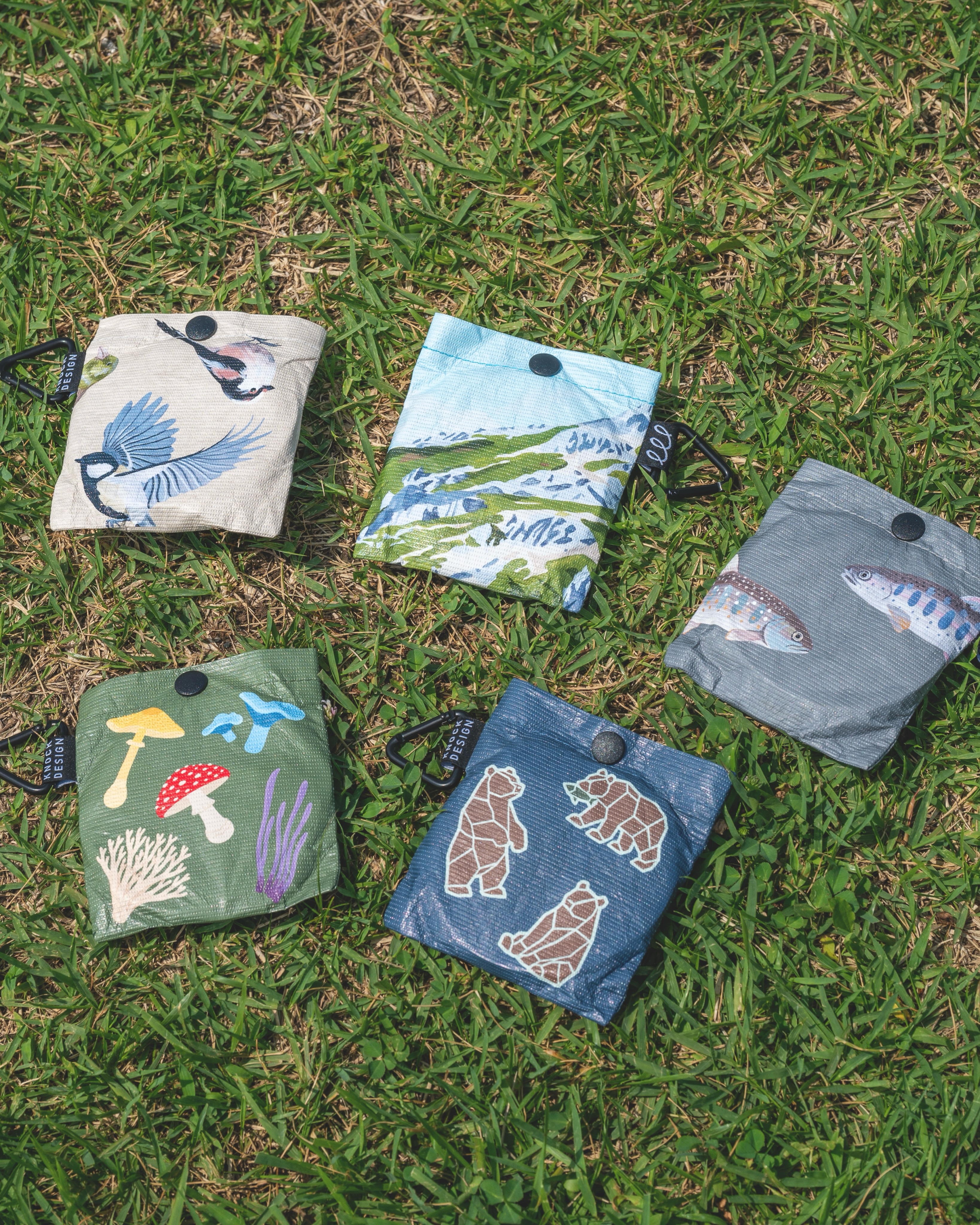 【NEW PRODUCT】
「外へ出かけたくなる道具」をつくりました。
〔 PATABEE / パタビー 〕です。
KNOCK DESIGNが大切にしているのは、
ものづくりを通して、生き物や自然の魅力を伝えること。
これまでは工作キットやからくりを中心に、
つくる楽しさや、仕組みを知る面白さを届けてきました。
今回は少し視点を変えて、
自然の中へ持ち出し、使って遊べるアイテムです。
手のひらサイズで持ち歩いて、
使いたいときに、パッとひらく。
暑いときには、うちわとして。
広い場所では、飛ばして遊んで。
ちょっと休みたいときには、地面に敷いて座る。
荷物を置いたり、日差しを遮ったり。
使い方をひとつに決めない、
自由で身軽なアイテムです。
フェスやキャンプ、登山、公園はもちろん、
季節を問わず、いつものお出かけにも。
「あったら、ちょっといい。」
そんな小さな便利と楽しさを、
一枚に詰め込みました。
重さは、わずか約20g。
素材には、軽量で耐久性に優れたタイベックを採用しています。
小さく折りたたんで、付属の収納袋へ。
カラビナ付きなので、バックパックやサコッシュに取り付けて、気軽に持ち歩けます。
デザインは、
生き物や自然をさまざまな角度から切り取った全5種類。
稜線 - 燕岳 -
渓流 - イワナ/ヤマメ -
里山 - 野鳥 -
民藝 - 木彫りのクマ -
菌界 - キノコ -
今回の絵柄のうち、
燕岳・イワナ/ヤマメ・野鳥のイラストは、
イラストレーターのTsunoda Eriさん(@eri_twelvetone)に描いていただきました。
それぞれの絵柄に、それぞれの物語を。
自然の魅力を、もっと身近に。
お気に入りの一枚を連れて、外へ出かけよう。
【PATABEE / パタビー】
8月10日頃発売
価格:1,980円(税込)
8/2追記
BASEでの予約販売を開始しました。
ハイライト「ぱ」マークの「PATABEE」をタップして、BASEサイトへどうぞ。
WEBサイト公開しました!
※一部アイテムは仕様が変わります。