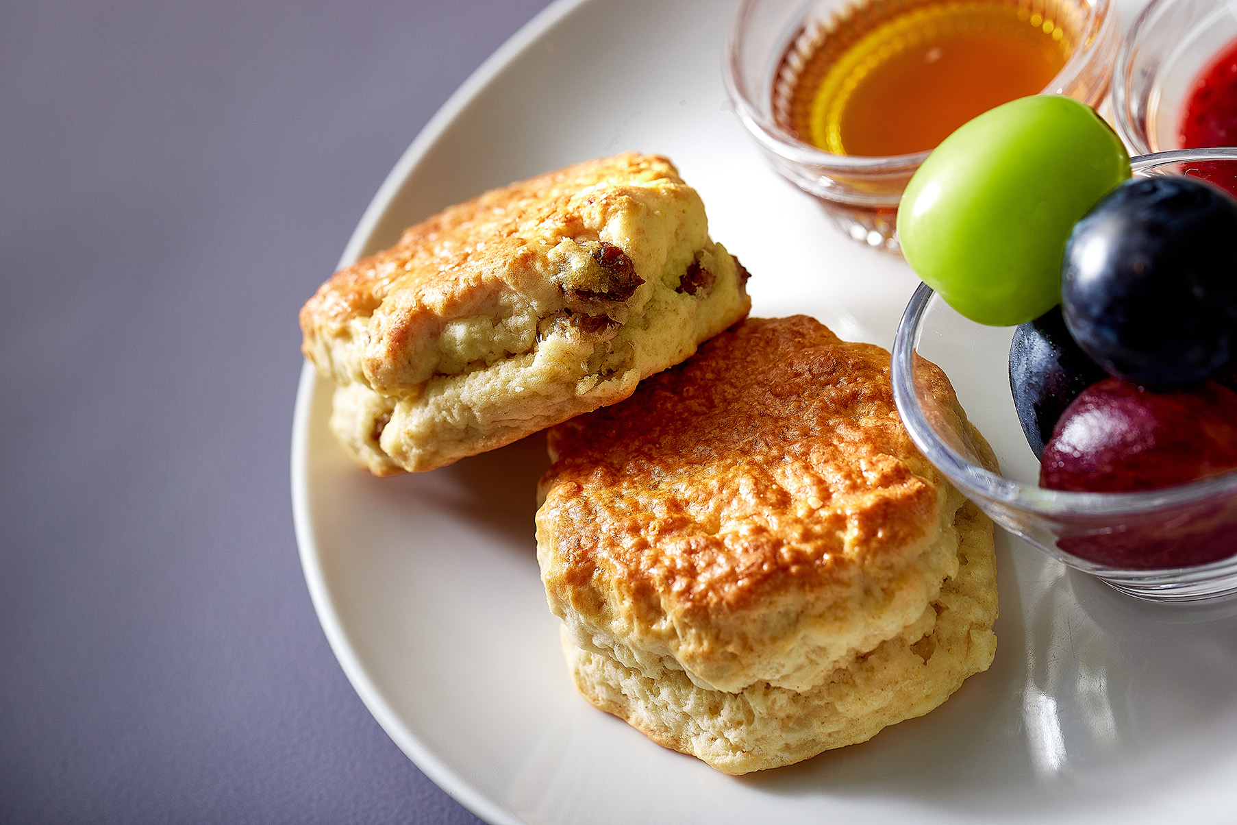 🍇💚
「マスカットアフタヌーンティーセット」スイーツのご紹介🍰
“本格イギリススコーン2種”
香ばしく焼き上げた英国伝統のスコーンは、中はしっとり食感に仕上げたこだわりの逸品🇬🇧
付け合わせは、特製苺ジャムとメープルシロップの2種類をご用意🍯組み合わせ次第でまた違った美味しさに✨
<期間>
2026年8月21日(金)~10月15日(木)
【平 日】12:00~16:00
【土日祝】2部制 ①12:00 ②15:00
※平日限定フリードリンク120分制
※土日祝は120分制のご利用となります
<料金>
¥4,800 (税・サービス料込)
*スイーツ、セイボリー、旬の葡萄の食べ比べ、ドリンクセット付き
※数に限りがございます。事前のご予約をおすすめいたします。
<店舗>
水戸プラザホテル
カフェ&バー プラザ
TEL:050-3503-1022
#アフタヌーンティー
#アフタヌーンティーセット
#マスカットアフタヌーンティー
#マスカットアフタヌーンティーセット
#afternoontea
#afternoonteaset
#茨城グルメ #茨城カフェ
#水戸グルメ #水戸カフェ
#マスカット #シャインマスカット
#巨峰 #葡萄 #ぶどう #🍇
#本多ぶどう農園
#マスカットスイーツ
#スイーツ #Sweets #ヌン活
#ロンネフェルト
#ロンネフェルトティー
#カフェ #カフェプラザ
#水戸プラザホテル
#MitoPlazaHotel