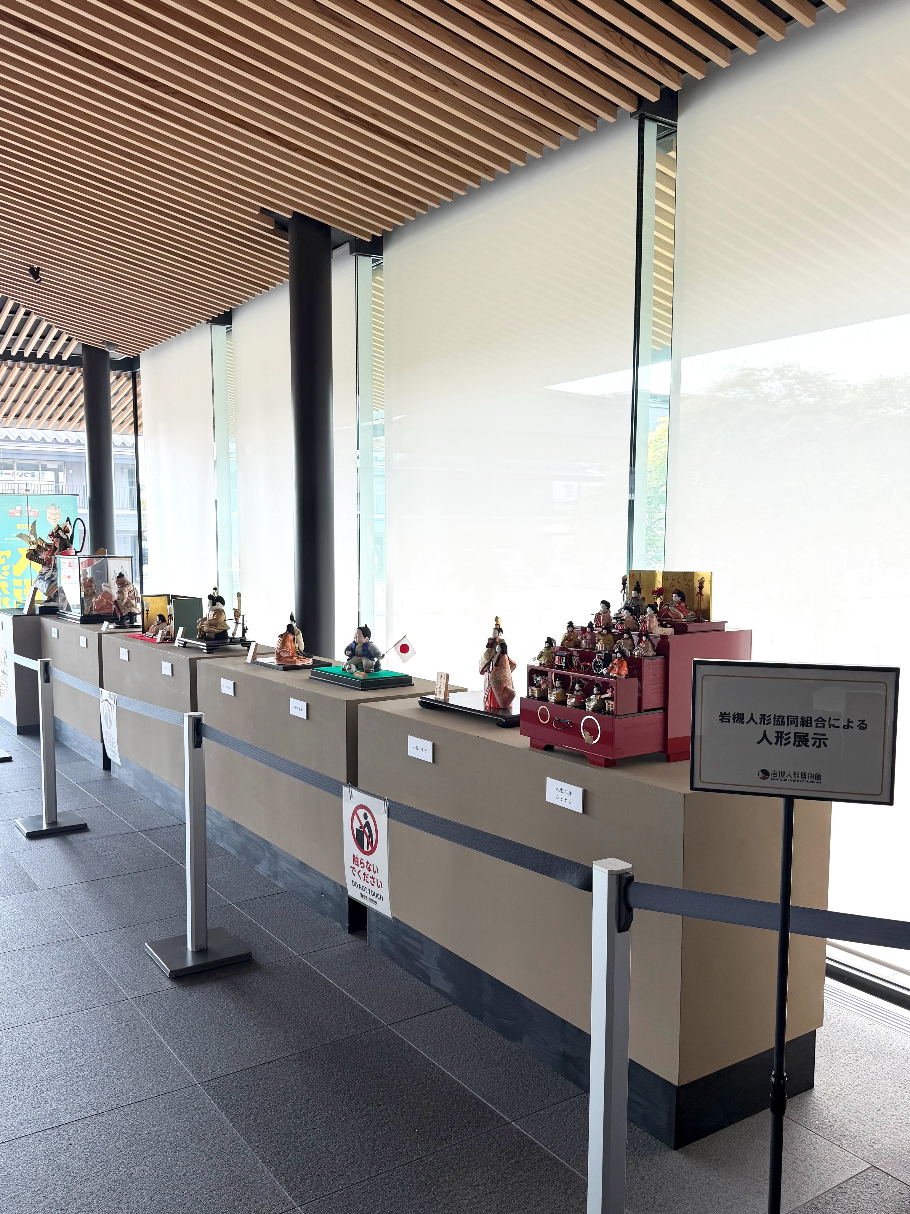 【にんぱくからのお知らせ】「岩槻の人形」至極の9品をロビー展示しています!
岩槻人形協同組合ご協力のもと、
当館ロビーでは、「岩槻の人形」至極の9品を展示しています。
匠の技と美意識が息づく逸品の数々を通して、
「岩槻の人形」の奥深い魅力をご堪能いただけます。
展示は、8月23日(日)までです。
ぜひこの機会に岩槻人形博物館へお越しください。
#岩槻人形博物館 #人形 #にんぱく #人形のまち岩槻 #博物館 #岩槻 #岩槻人形 #saitamacity #iwatsuki #ningyo #doll #japantravel #iwatsukiningyomuseum
