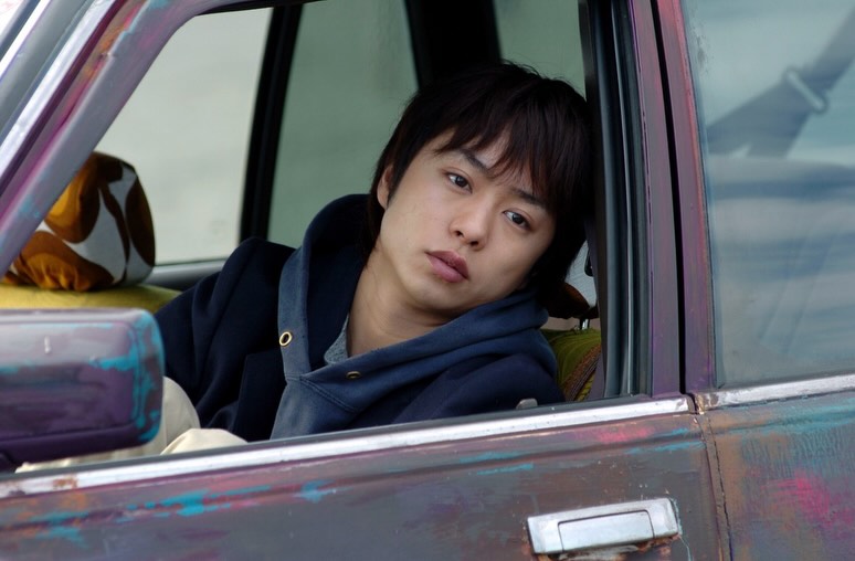 『#ハチミツとクローバー』ホワイトシネクイントにて絶賛上映中🎬
羽海野チカによる同名人気コミックを映画化した『ハチミツとクローバー』が、公開20周年を記念し、初デジタル版としてリバイバル上映決定!
本作は主演の櫻井翔を筆頭に、蒼井優、伊勢谷友介、加瀬亮、関めぐみといった
豪華キャストが集結。主題歌には、スピッツが本作のために書き下ろした楽曲『魔法のコトバ』、エンディングテーマには、スガシカオ楽曲提供による、嵐の『アオゾラペダル』を起用し、美大生5人の切ない群像劇を描いた2000年代を代表する青春ラブストーリー。今年、映画公開20周年を迎えるアニバーサリーイヤーの節目に、初のデジタルシネマパッケージ化作業を実施。当時の青春のきらめきと共に、20年の時を経て、再びホワイトシネクイントのスクリーンに蘇ります。
浜美大に通う、竹本、森田、真山、あゆの4人は、花本研究会で知り合った仲間。ある日、竹本は花本先生の従兄弟の娘で、天才的な絵を描くはぐみと出会う。ダイナミックに絵を描くはぐみを見て、竹本は一瞬にして恋に落ちてしまう。竹本と同じ寮に住む真山は、アル
バイト先の年上の女性に恋をし、あゆはそんな真山に片想い。一方、天才肌で自信家の森田が大学に戻ってきて、はぐの才能に興味を持ち始め・・・。
原作: 羽海野チカ
監督: 高田雅博
出演: #櫻井翔、#蒼井優、#伊勢谷友介、#加瀬亮、関めぐみ 他