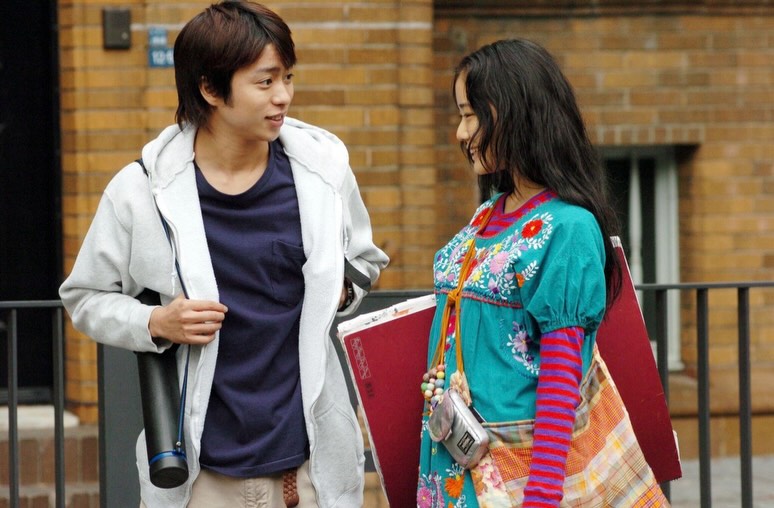 『#ハチミツとクローバー』ホワイトシネクイントにて絶賛上映中🎬
羽海野チカによる同名人気コミックを映画化した『ハチミツとクローバー』が、公開20周年を記念し、初デジタル版としてリバイバル上映決定!
本作は主演の櫻井翔を筆頭に、蒼井優、伊勢谷友介、加瀬亮、関めぐみといった
豪華キャストが集結。主題歌には、スピッツが本作のために書き下ろした楽曲『魔法のコトバ』、エンディングテーマには、スガシカオ楽曲提供による、嵐の『アオゾラペダル』を起用し、美大生5人の切ない群像劇を描いた2000年代を代表する青春ラブストーリー。今年、映画公開20周年を迎えるアニバーサリーイヤーの節目に、初のデジタルシネマパッケージ化作業を実施。当時の青春のきらめきと共に、20年の時を経て、再びホワイトシネクイントのスクリーンに蘇ります。
浜美大に通う、竹本、森田、真山、あゆの4人は、花本研究会で知り合った仲間。ある日、竹本は花本先生の従兄弟の娘で、天才的な絵を描くはぐみと出会う。ダイナミックに絵を描くはぐみを見て、竹本は一瞬にして恋に落ちてしまう。竹本と同じ寮に住む真山は、アル
バイト先の年上の女性に恋をし、あゆはそんな真山に片想い。一方、天才肌で自信家の森田が大学に戻ってきて、はぐの才能に興味を持ち始め・・・。
原作: 羽海野チカ
監督: 高田雅博
出演: #櫻井翔、#蒼井優、#伊勢谷友介、#加瀬亮、関めぐみ 他