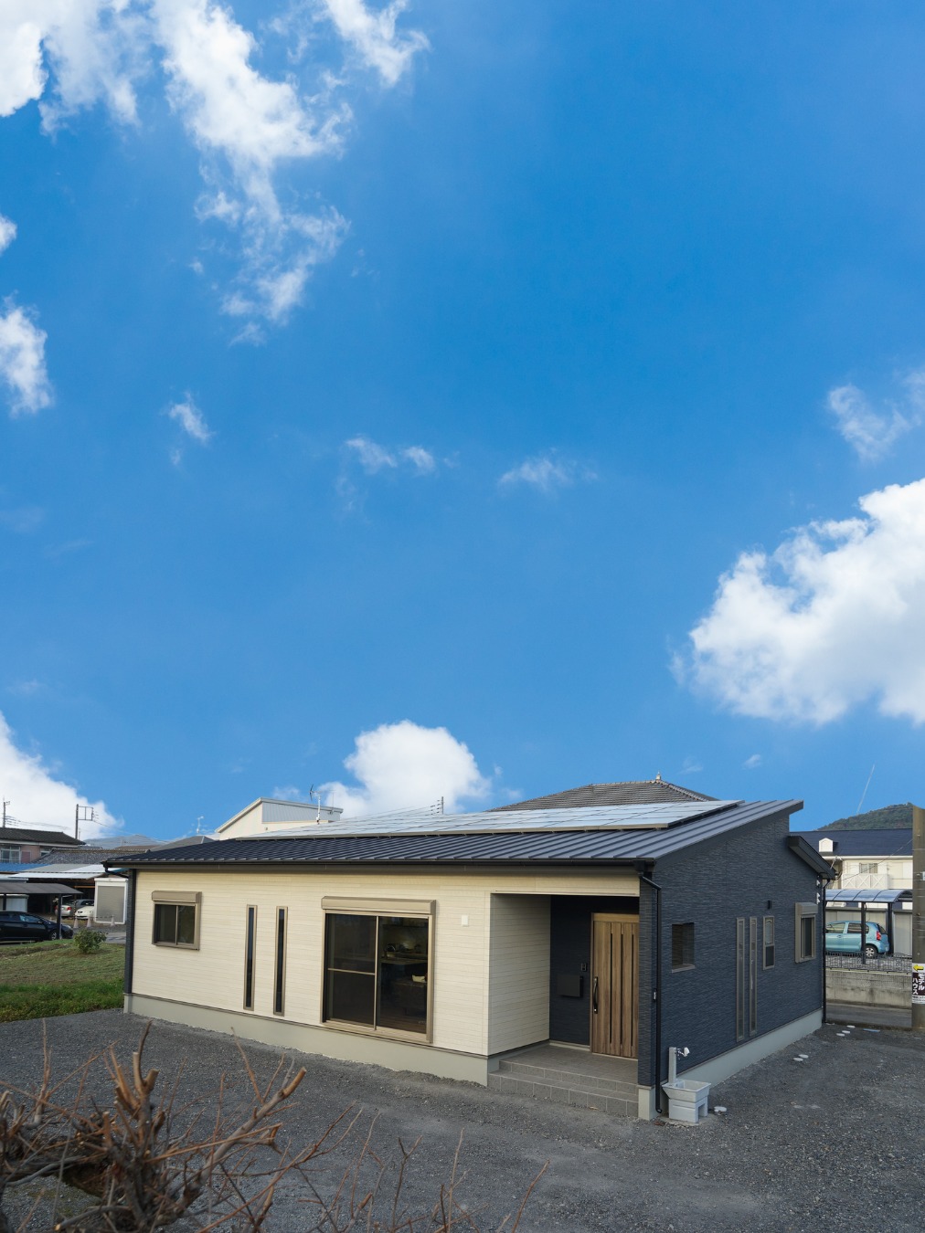 『片流れ屋根が映える、ツートーンカラーのモダン平屋』
□□───────────────□□
足利市・佐野市・太田市・桐生市で注文住宅・新築一戸建てをご検討の方へ!🏠
デザイン・性能・素材・コスト、すべてにこだわった住まいをご提案します。
・耐震等級3(消防署レベルの耐震性能)
・高断熱・高気密(夏涼しく、冬暖かい)
・ZEH対応(月々の光熱費を抑えた省エネ住宅)
・栃木県産材使用(地域の気候に最適な素材)
▽詳しくはプロフィールのリンクからHPをチェック▽
tokenbuilder
無料相談会・モデルハウス見学も随時開催中!
家づくりの不安や疑問、何でもお気軽にご相談ください!
□□───────────────□□
▼ 東建ビルダーの家づくり ▼
「暮らしを愉しむをデザインする」をコンセプトに、
ときめくデザインと確かな性能で、お客様一人ひとりの理想を形にします。
【豊富なラインナップ】
- KANAUHOME -|完全自由設計
- WA-SUI -|和モダン+ジャパンディスタイル
- Laguna -|日常を特別に変えるシックな上質空間
- Lumie -|無駄を削ぎ落としたシンプルスタイルの家
- RECENTE -|洗練された大人かっこいい家
- marim -|趣味も子育ても愉しめる大人かわいい家
【定額制だから安心・お得】
✅ 坪数に応じた明確な料金体系
✅ 間取りを変えても金額が変わらない
✅ 高断熱・高気密で月々の光熱費を削減
✅ メンテナンスコストを抑えてトータルでお得
「暮らしを愉しむ」ための舞台をデザインしたい。
「おはよう」から「おやすみ」までの時間がもっと愉しくなるようなあなただけの暮らしの舞台をデザインいたします。
□□───────────────□□
#足利 #佐野 #注文住宅 #平屋 #ルームツアー