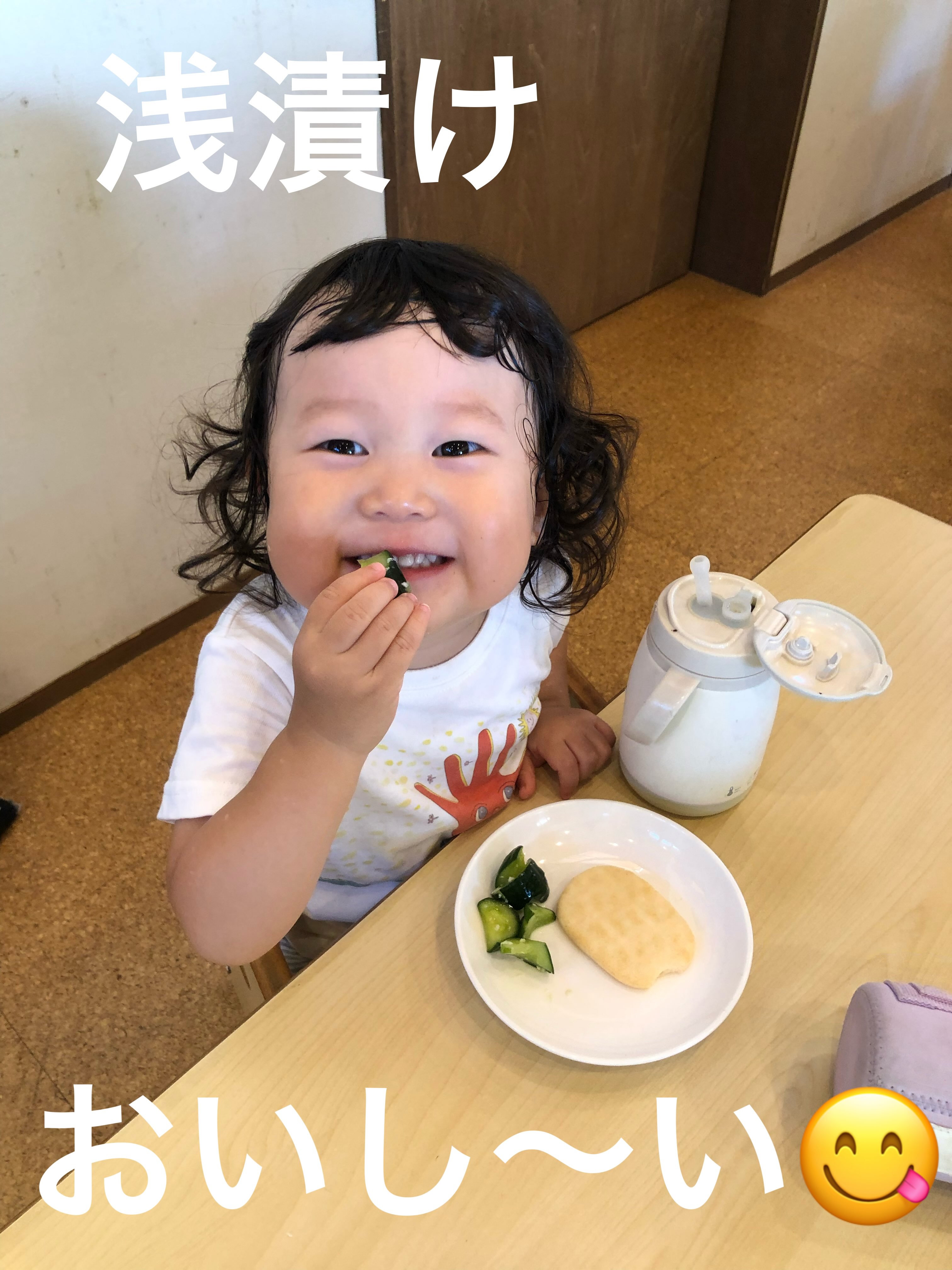 こんにちは!HUG GARDEN ほしのさと Kidsです! この夏の、HUG GARDENほしのさと Kidsのトレンドは、と考えていたら、次から次へと浮かんできて困ってしまいました。 トップバッターは「きゅうり」にします。 きゅうりは意外でしたか?私も意外でした。5月ごろ、じゃがいもの後、畑に植える夏野菜を子どもたちに相談した時に、私の予想に反して子どもたちからのリクエストは「きゅうりとトマト」でした。「え!?きゅうり?食べるの?」と聞くと「食べる!」と威勢のいい返事、さっそく苗を買い畑に植えました。 なかなか大きくならず、元気もないトマトを尻目に、きゅうりはどんどん大きくなり、今月の頭に初収穫をしました。 大きいクラスの子どもたちと浅漬けを作り、おやつの時に食べました。日頃からクッキングが大好きな子どもたちはきゅうりを切るのはお手のもの、年長児のYちゃんは、「乱切り」さえも理解していて驚きました。 子どもたちが切ったきゅうりをポリ袋に入れ、重さをはかって10%の塩糀と、オリゴ糖とお酢をほんの少し、それをリレーのように回して、袋の上からモミモミしました。冷蔵庫でよく冷やしていただきましたが、おかわりコールが止まず、またまたびっくり!! 翌日の連絡帳に、家ではきゅうりを食べないというお子さんのことを書いておられたご家庭も複数おられ、まるでお菓子のようにぽりぽり食べていた子どもたちを思い出し、これもまた意外でした。 次から次からきゅうりができるので、せっせとおやつに浅漬けを食べ、順番に家に持って帰って食べているところですが、保育園と同じように浅漬けにされたお家、巻き寿司を作られたお家、オーロラソースで食べたお家と、その後のご報告も嬉しい便りです。
きゅうりはまだまだ元気で、今日の収穫で、トータル54本になりました。
どこまで記録が伸びるのか、子どもたちが、いつになれば浅漬けに飽きるのか、楽しみです。 #ほしのさと #HUG GARDEN ほしのさと Kids #企業主導型保育園 #きゅうり #食育
