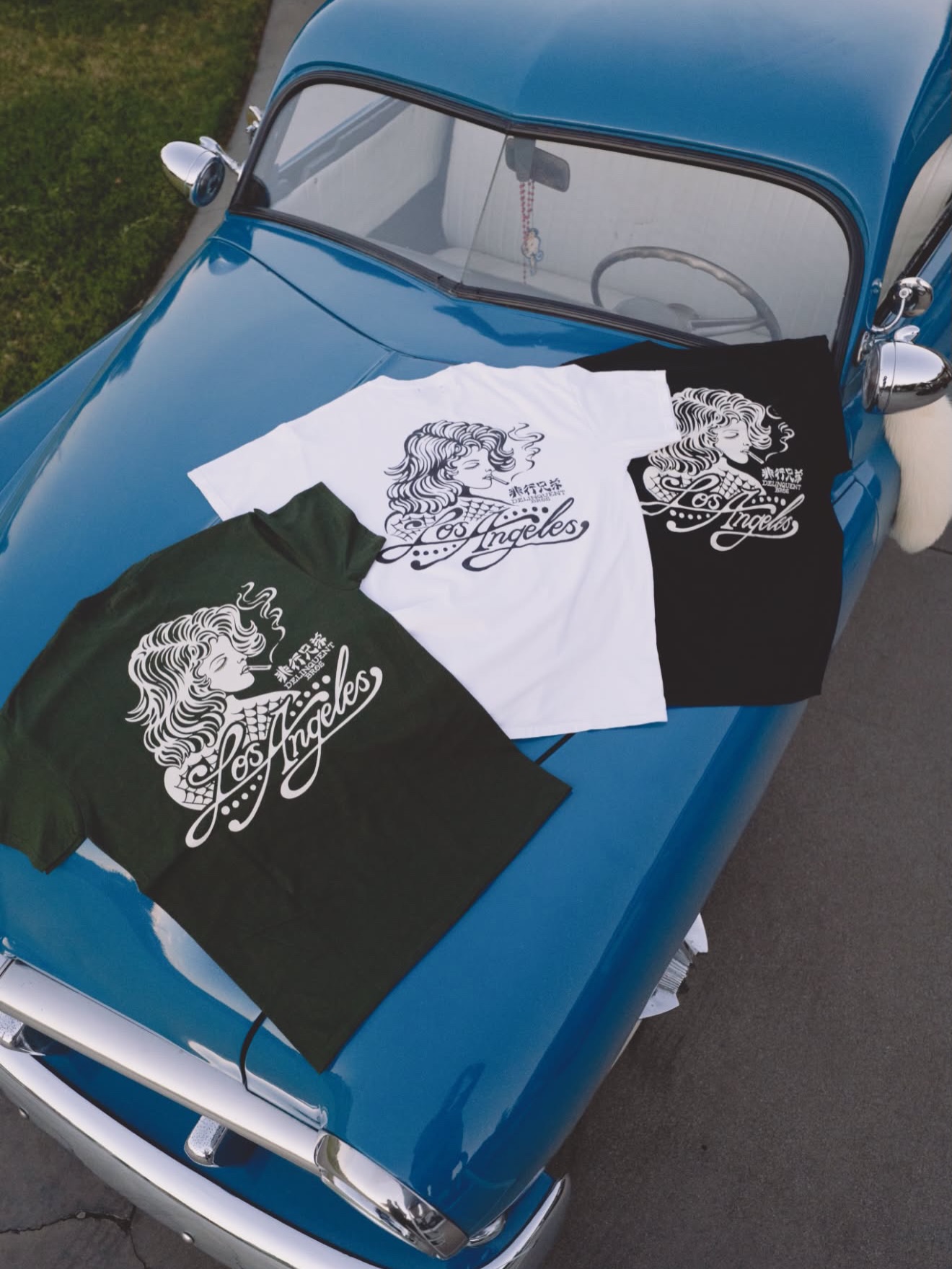 【Delinquent Bros × 山田蓮 コラボアイテム発売中🇯🇵🇺🇸】現在Los Angelesにて活動をしているタトゥーアーティスト山田蓮との初コラボ。
@len.5彼が現地LAで感じてるリアルなストリートの空気をDelinquent Brosのフィルターを通してグラフィックに落とし込んだ"Smoke & Ink"。タバコをくわえたお馴染みのスケッチ、極太のスクリプト、そして非行兄弟の文字。山田蓮が描く今のLAが詰まりまくった最高のアートピースです。今回はキャップ、Tシャツ、長袖Tシャツの展開。※こちらの商品はオンラインストアの場合に限りクレジットカード決済のみとなっております、その他の決済にてご注文頂いた場合自動キャンセルとなります。⬛︎ 営業時間 : 11:00~19:00
⬛︎ 北海道札幌市白石区北郷9条7丁目10-2
⬛︎ 駐車場有
⬛︎ 定休日はInstagram固定投稿にてご確認下さい。#delinquentbros
#デリンクエントブロス
#デリンクエント
#非行兄弟
#山田蓮