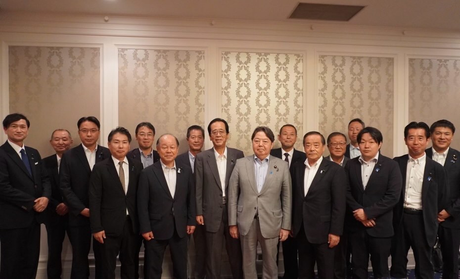 林総務大臣が来県され意見交換をさせて頂きました新潟県土地改良議連と政治連盟から農業農村整備事業加速化に関する要請書を要望し、県議団として地方財源措置の充実及びふるさと納税等に関する要望書を私から説明し意見交換を行い大臣から前向きなお言葉を頂きました小林一大参議院議員ありがとうございました!また地元のお祭りやコミュニティ懇談会などにお邪魔しております!