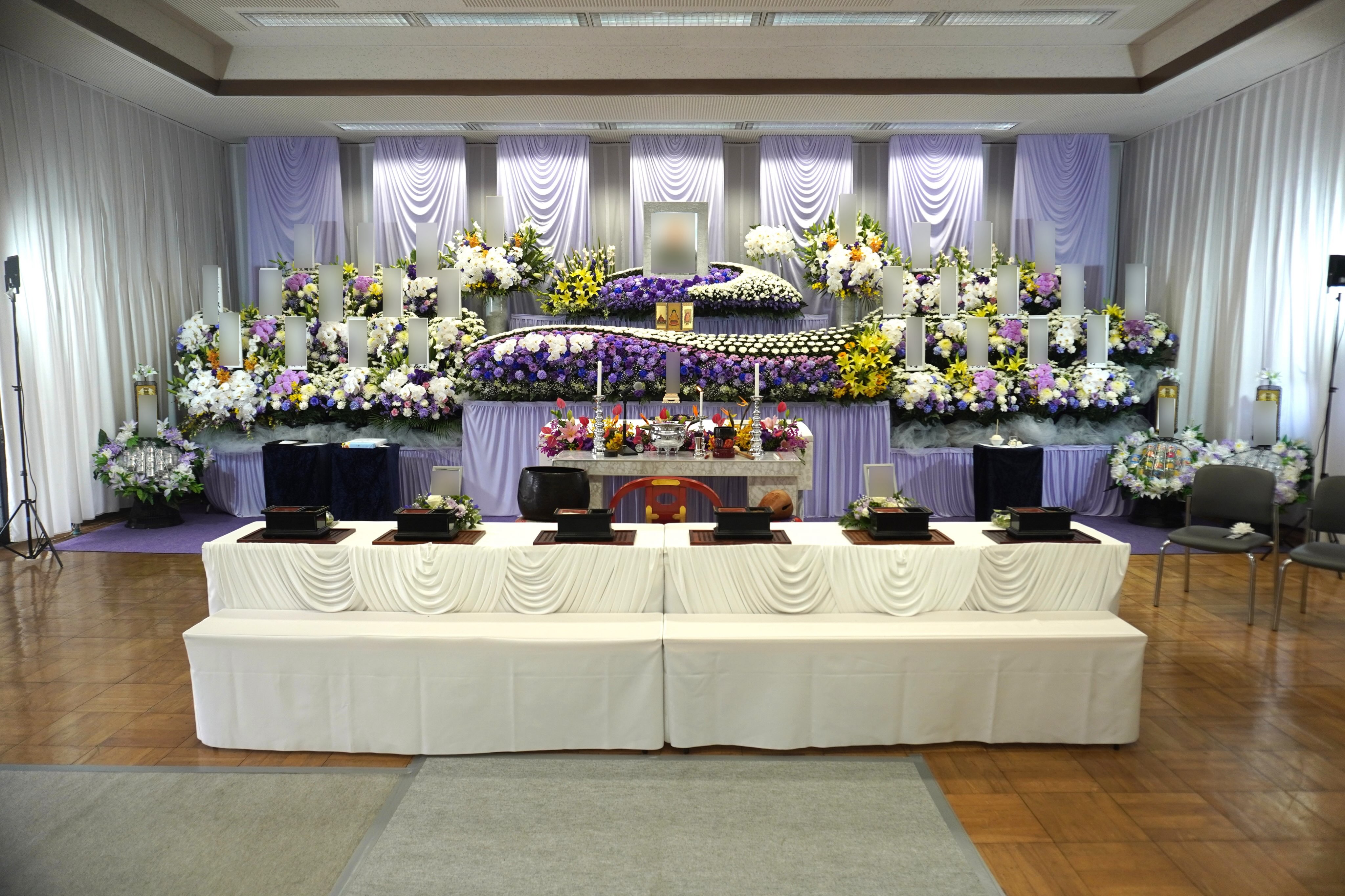 練馬区春日町にある寺院会館愛染院会館にて一般葬のお手伝いをさせていただきました。
以前ご葬儀のお手伝いをさせていただいたお客様からのご紹介のお仕事でした。
両日200名近い会葬者の皆様が故人様との最後のお時間をお過ごしになられました。
棺前にアクセントで入れた華やかな南国風アレンジメントにお喜びのお言葉をいただきました。
#愛染院
#練馬区
#南国アレンジ
#リピーター様案件