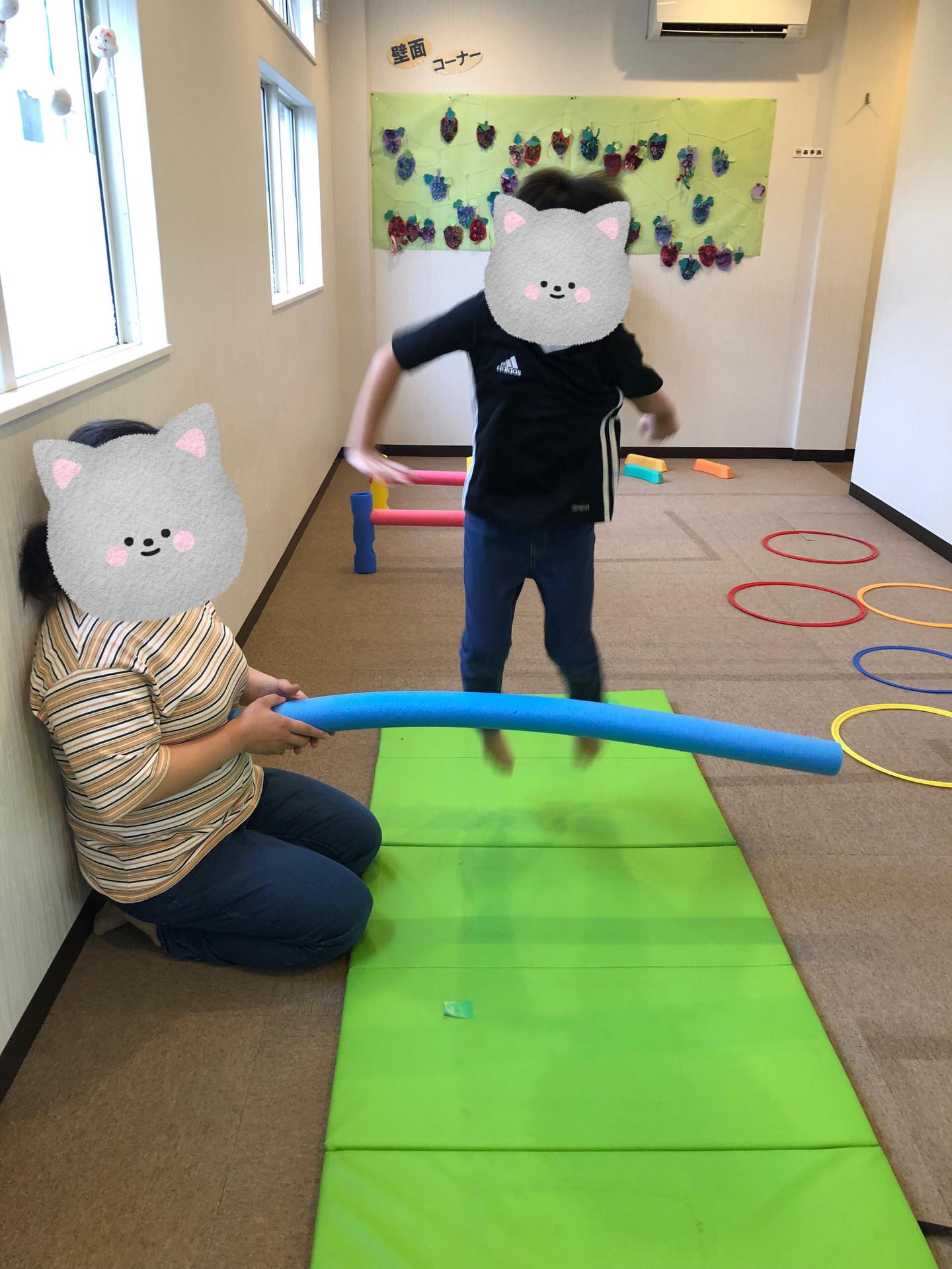 〜活動の様子〜
⚫️風船運びゲーム
お友達と協力して背中で挟んだり、腕にのっけてみたりして風船を落とさないようにゴールまで運びました!
年齢も違いますが、年上の子がペースを合わせてあげたり、優しくリードしてあげるような姿もありました!!
⚫️サーキット遊び
どんなコースにするかお子さん達と話し合いながらコースを決めてみたり、マットを使って幅跳びに挑戦してみたりしています!『ここまで跳べたから次はここまで跳びたい!!』と何度も挑戦する姿があったり、前まで跳べなかったハードルを跳べるようになったり、諦めずに頑張る姿がカッコ良いです!
⚫️いつ?どこで?だれが?なにをした?ゲーム
いつ?どこで?などのお題に合わせて、ペアやチームで一緒に考えました!最後にその文章をランダムで合わせると面白い文章になったりして、子ども達はきゃっきゃと笑いながらたのしんでいました!!
#ペンギンのあしあと
#放課後等デイサービス
#日常
#活動の様子
#運動あそび