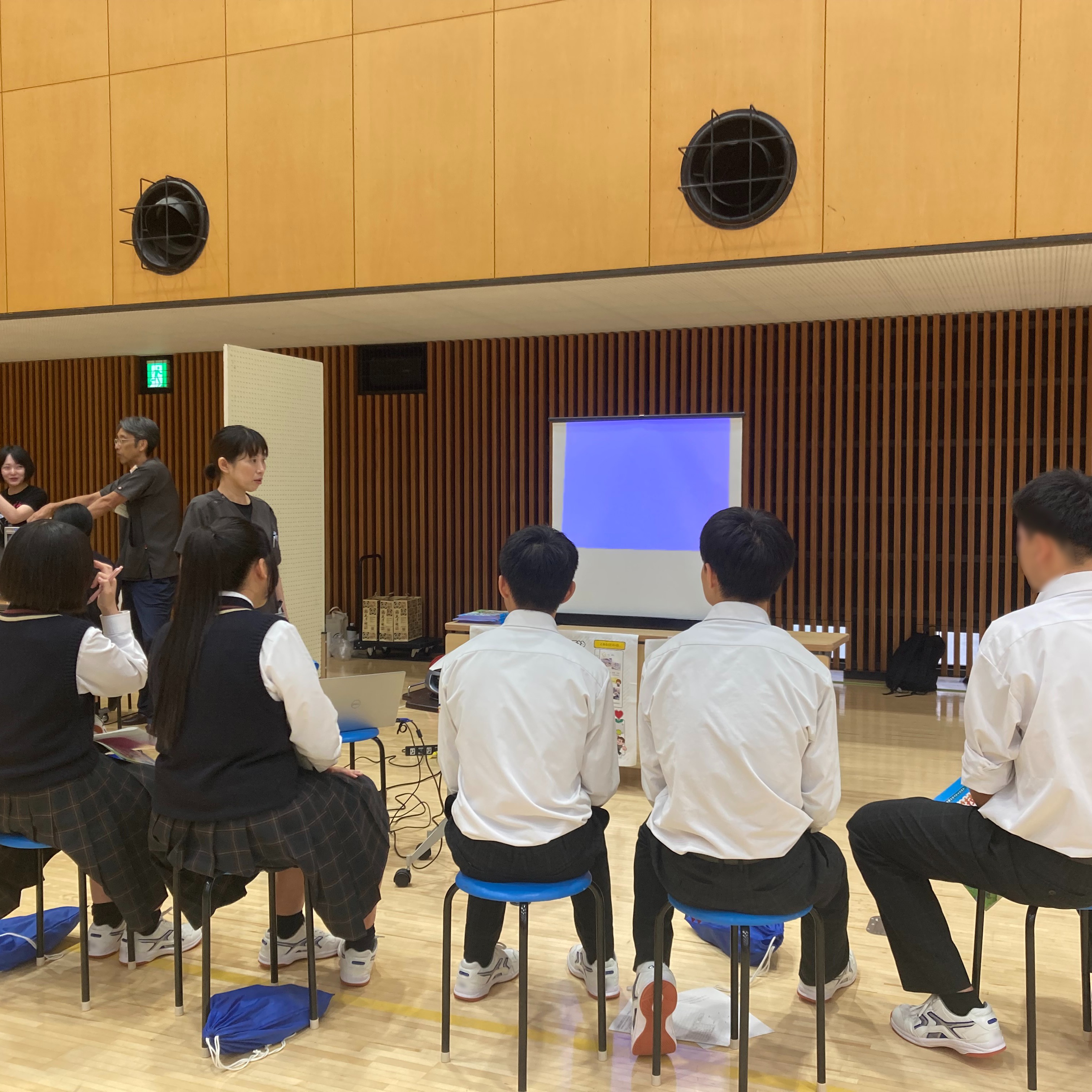 【庶務課】
金井学園の『業種別企業ガイダンス』に、3度目ましてで、雨にも負けず風にも負けず、当院の看護師・診療放射線技師・臨床工学技士らが講師として参加してきました。
講師として参加した診療放射線技師、臨床工学技士からのコメントを紹介します👉
🤩診療放射線技師🤩
「これからの進路や仕事について話を聞く中高生の皆さんの、キラキラした表情と真剣な眼差しがとても印象的でした。こちらも少し緊張しましたが、伝えたかったことはしっかりお話しできたかなと思います。
今回の話が、将来の進路や職業を考えるうえで、少しでも参考になれば嬉しいです。
そして、密かに楽しみにしていた食堂のご飯も美味しかったです
若い皆さんからたくさんの元気をもらった、充実した一日になりました!」
🤩臨床臨床工学技士🤩
「中学2年生と高校1年生のみなさんに向けた『業種別企業ガイダンス』に行ってきました。院からは看護師、診療放射線技師、臨床工学技士が仕事説明会へ!
少しでもイメージが湧きやすいように、各職種、色々工夫しました。
臨床工学技士は、動画・お仕事図鑑を使って説明しました。
『病院にこんな仕事があるんだ!』『かっこいい!』そんな風に思っていただけたかなあ?
医療と工学のかけはしとなるこの仕事の魅力が、少しでも届いていたら嬉しいです。 みんなの夢への一歩を応援しています!」
#看護師 #診療放射線技師 #臨床工学技士 #チーム医療 #医療職 #就職 #お仕事説明会 #福井厚生病院
