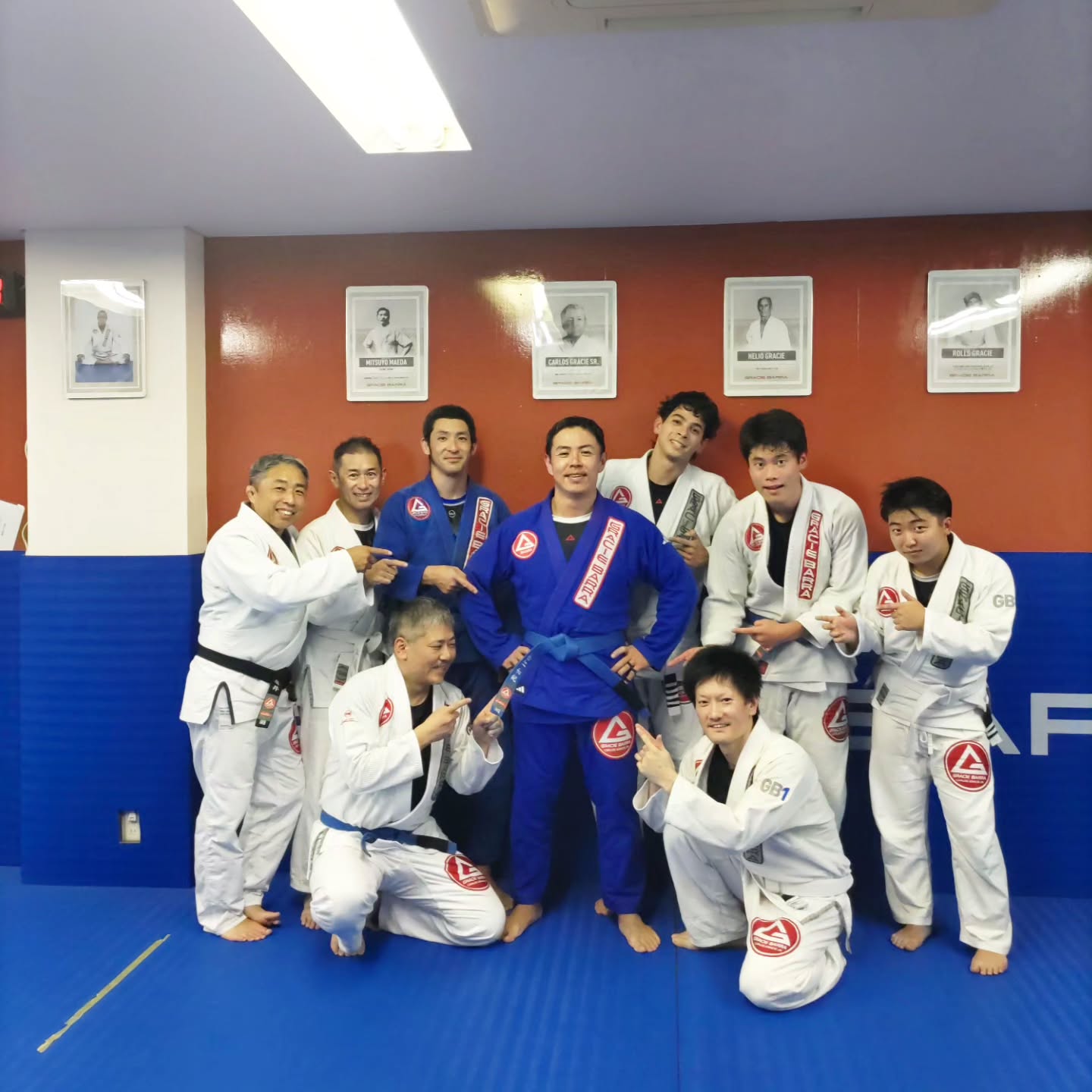 🥋 松江さん、青帯昇格おめでとうございます! 🔵
ボディービルと柔術を両立しながら、さらに夜勤のお仕事がある中でも時間を作り、コツコツと道場に通い続けてこられました。
決して簡単なことではない中で努力を積み重ね、今回、青帯へ昇格されたことを本当に素晴らしく思います。
これまで積み重ねてきた努力が、ひとつの形になりましたね。
青帯は新たなスタートでもあります。
これからも柔術を楽しみながら、仲間と共に、そして私たちも一緒に成長していきましょう!
改めて、青帯昇格おめでとうございます!👏🥋🔵